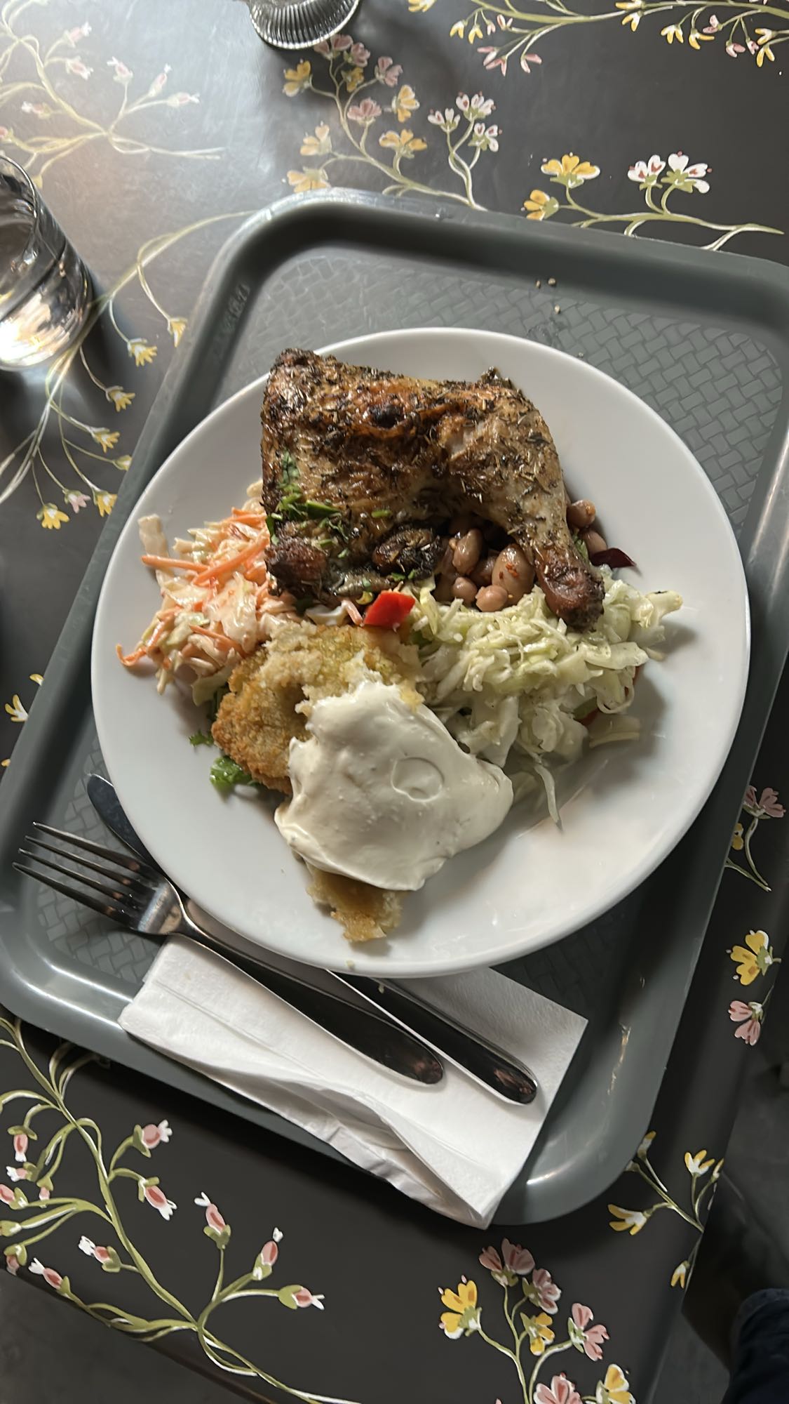 Kyckling med sallad och sås