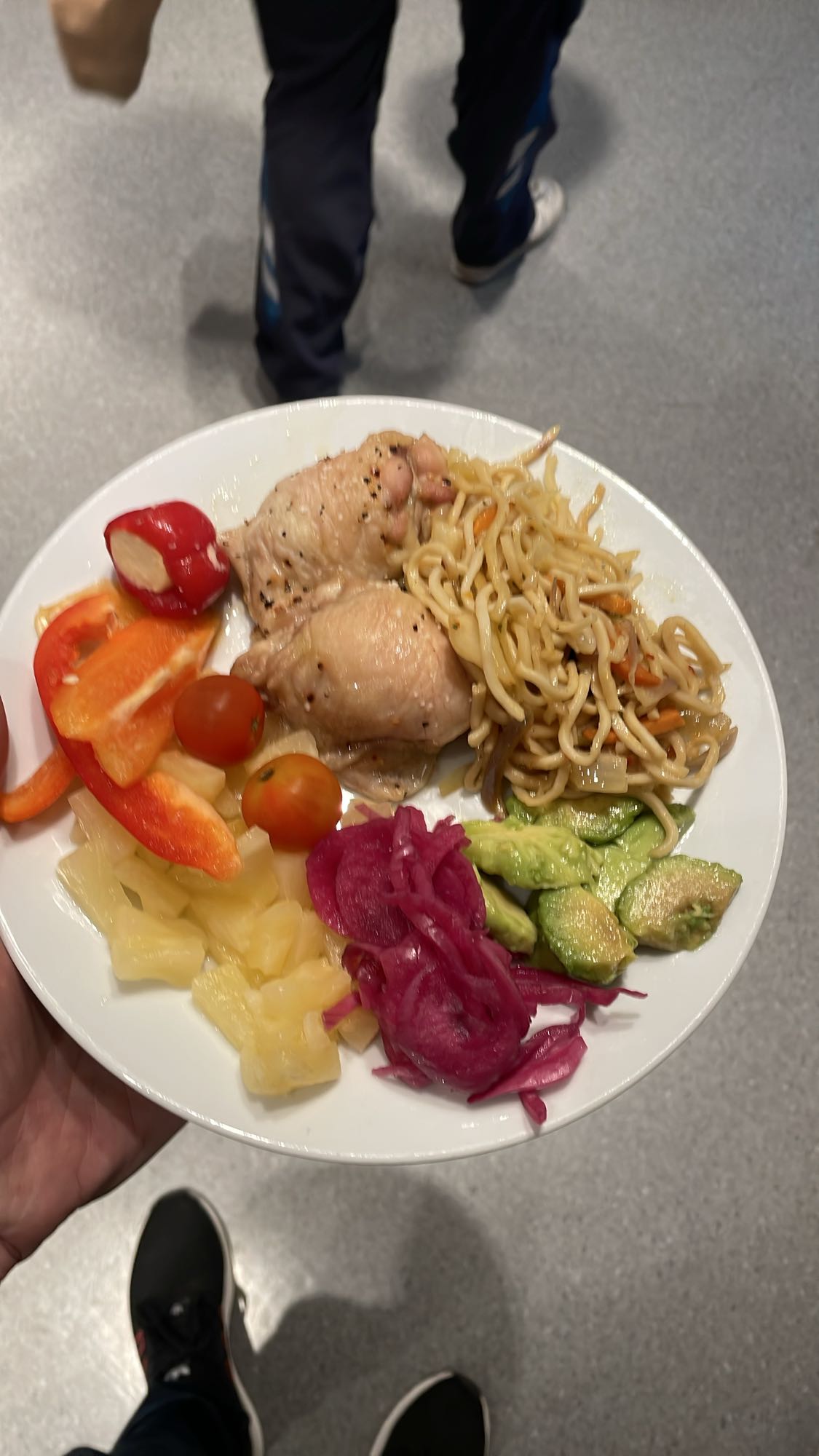 Kyckling med nudlar och sallad