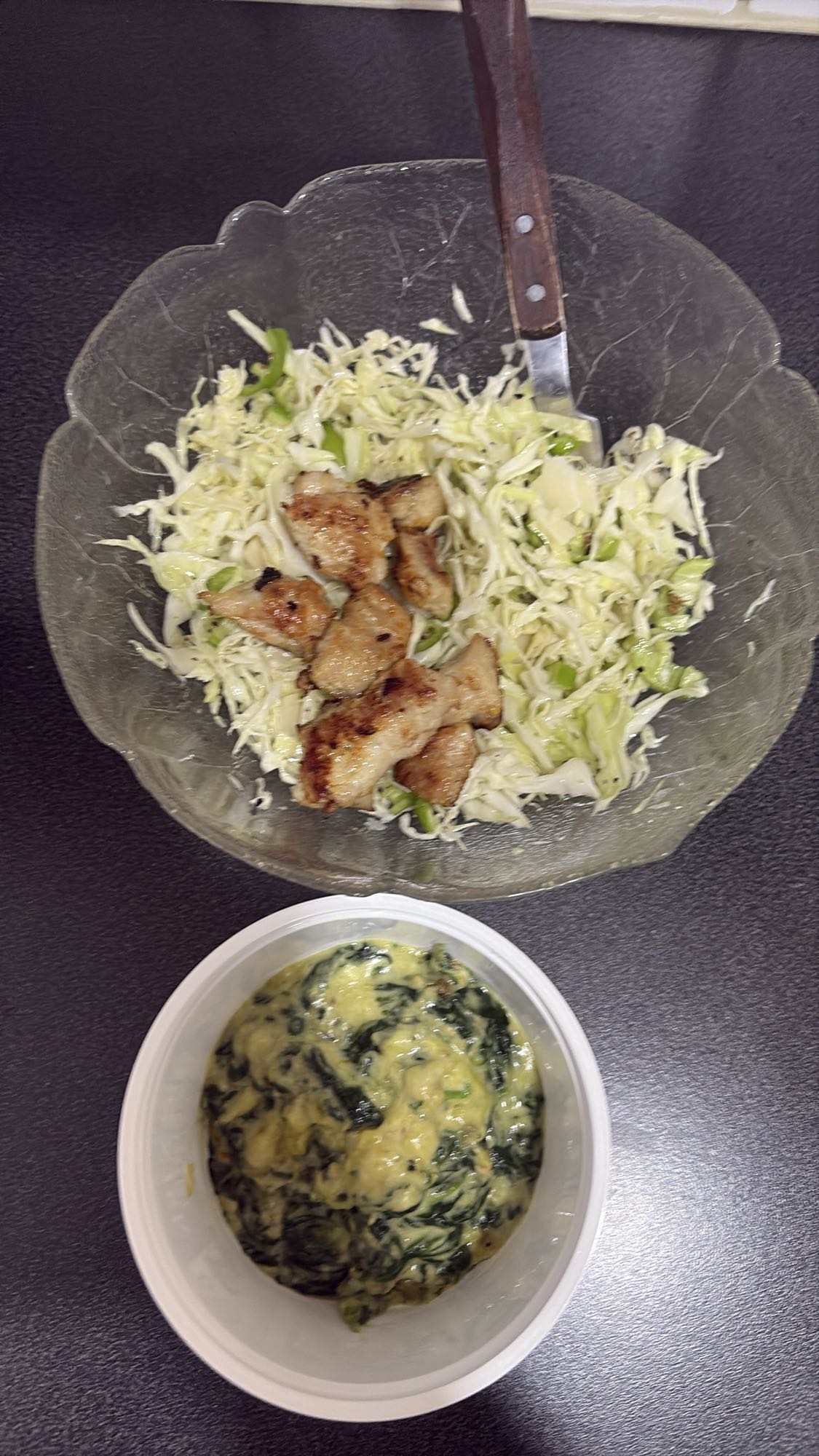 Kyllingsalat med spinatstuing