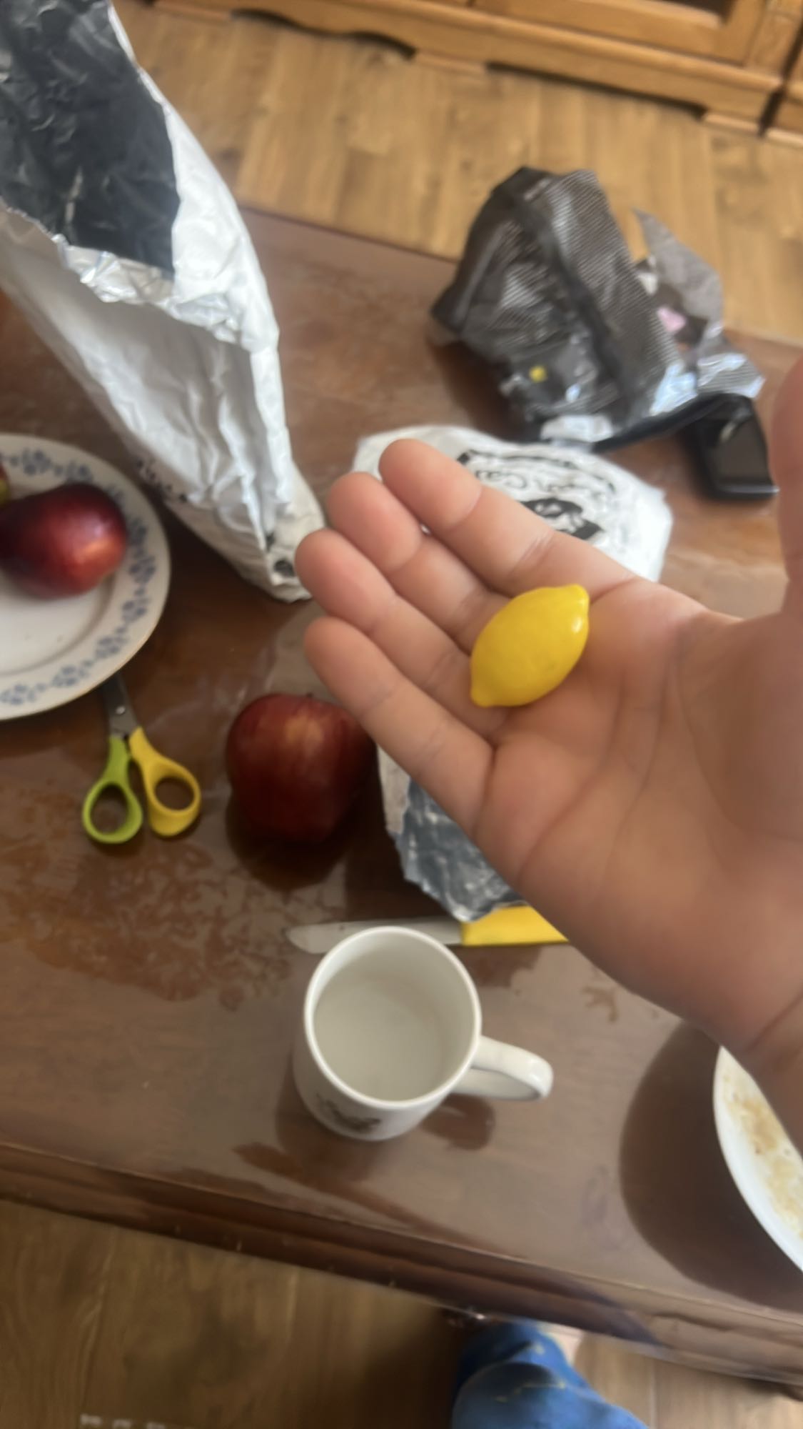 Яблоки и лимонная конфета