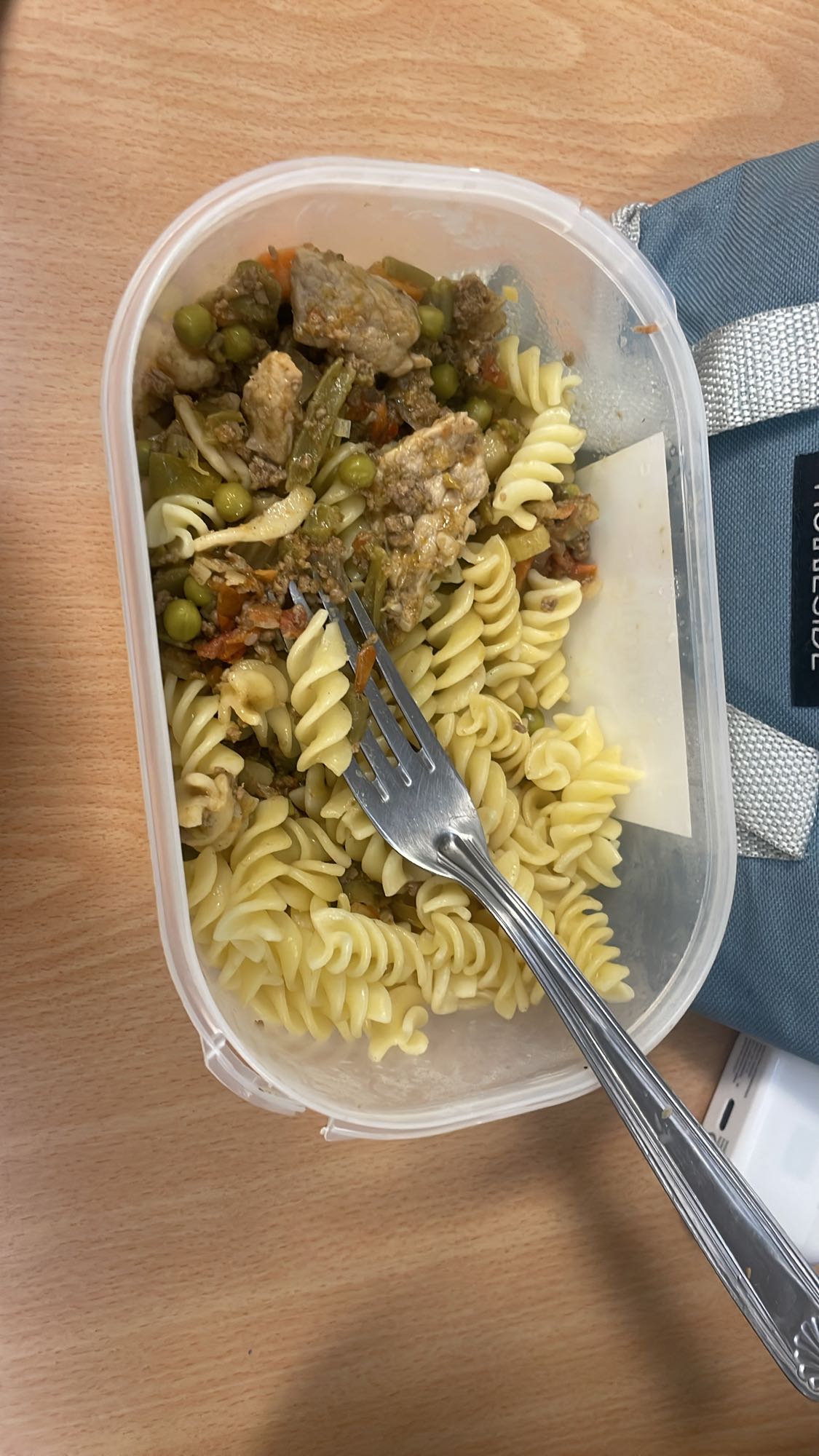 Pâtes avec ragoût de légumes et viande