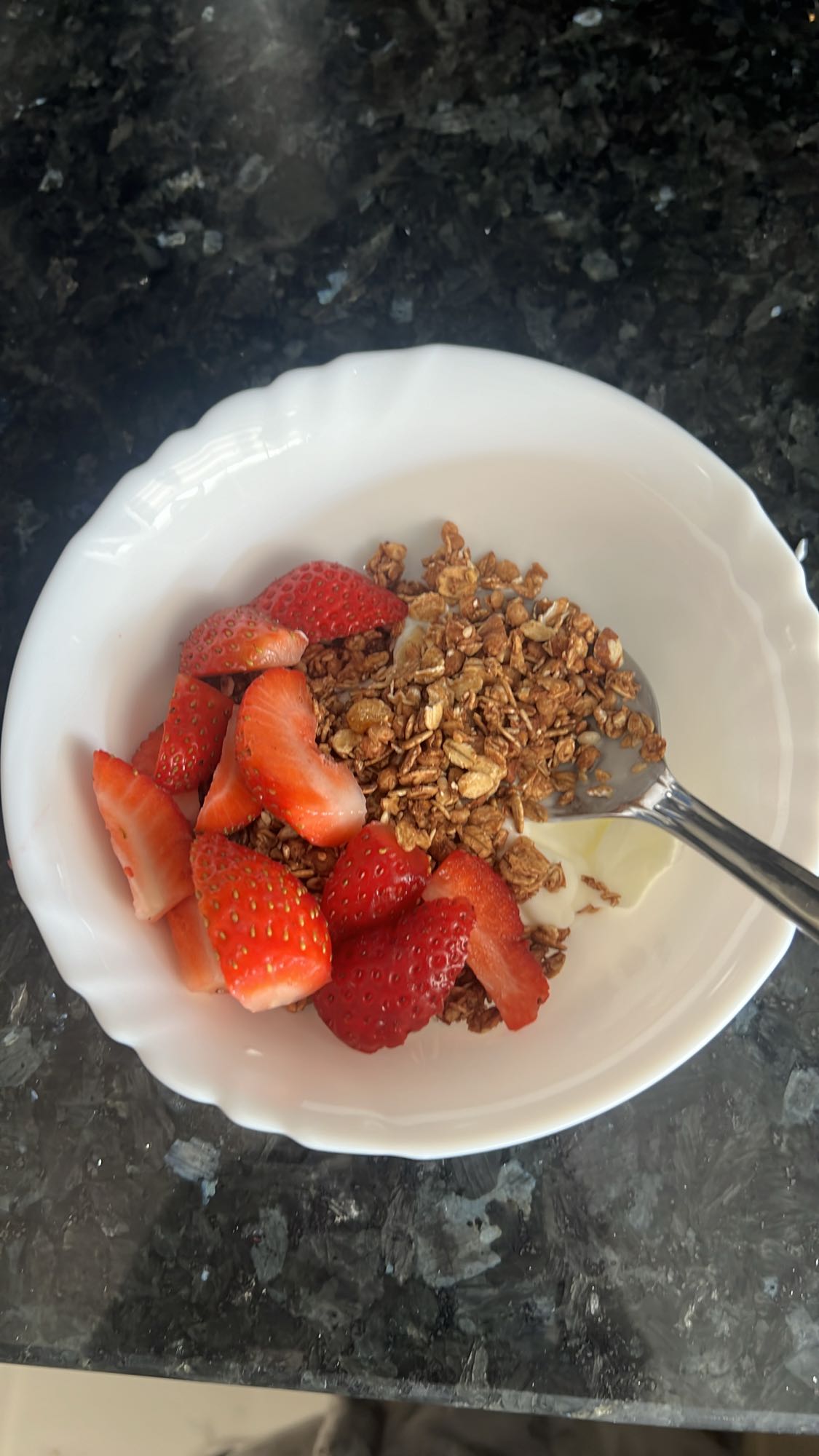 Yaourt, fraises et granola