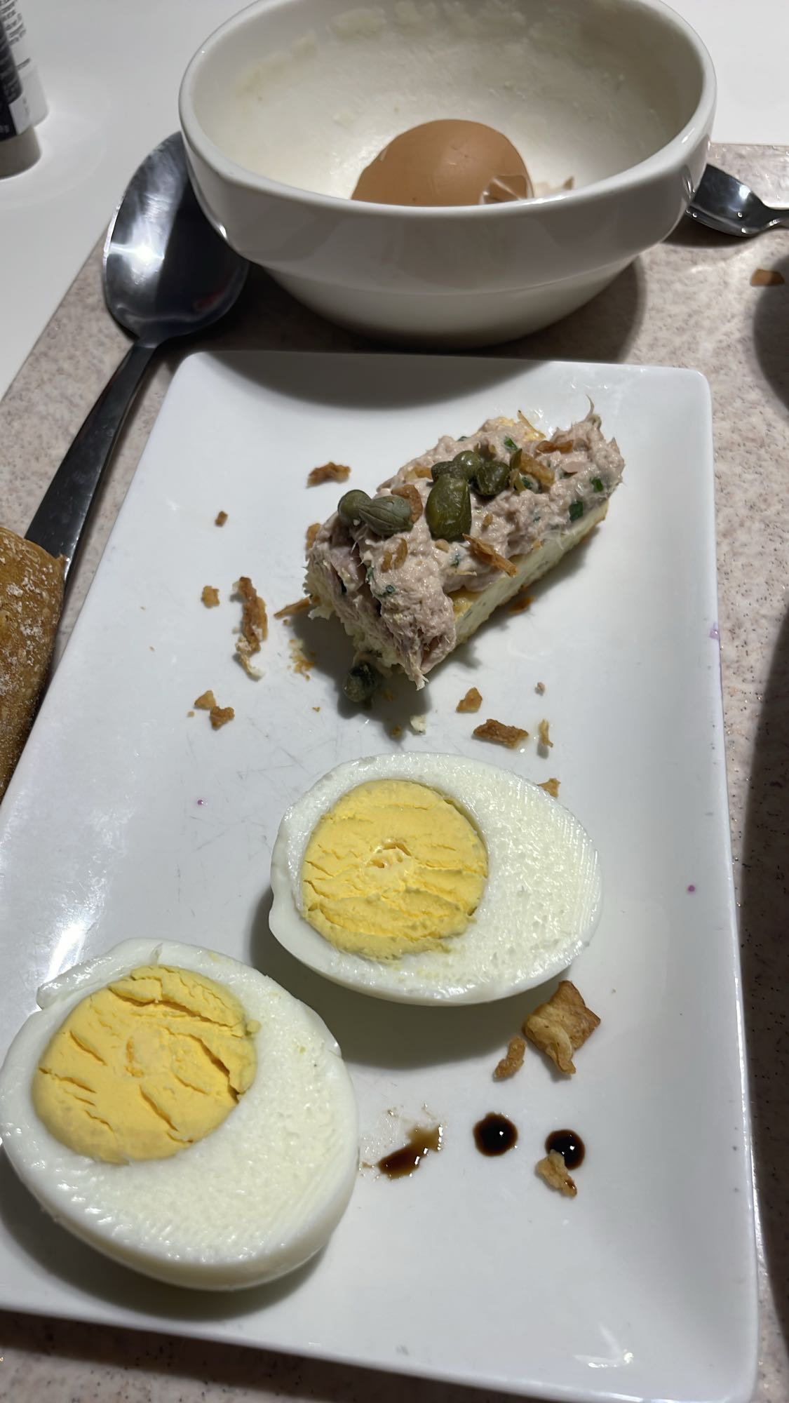 Oeufs et tartine au thon