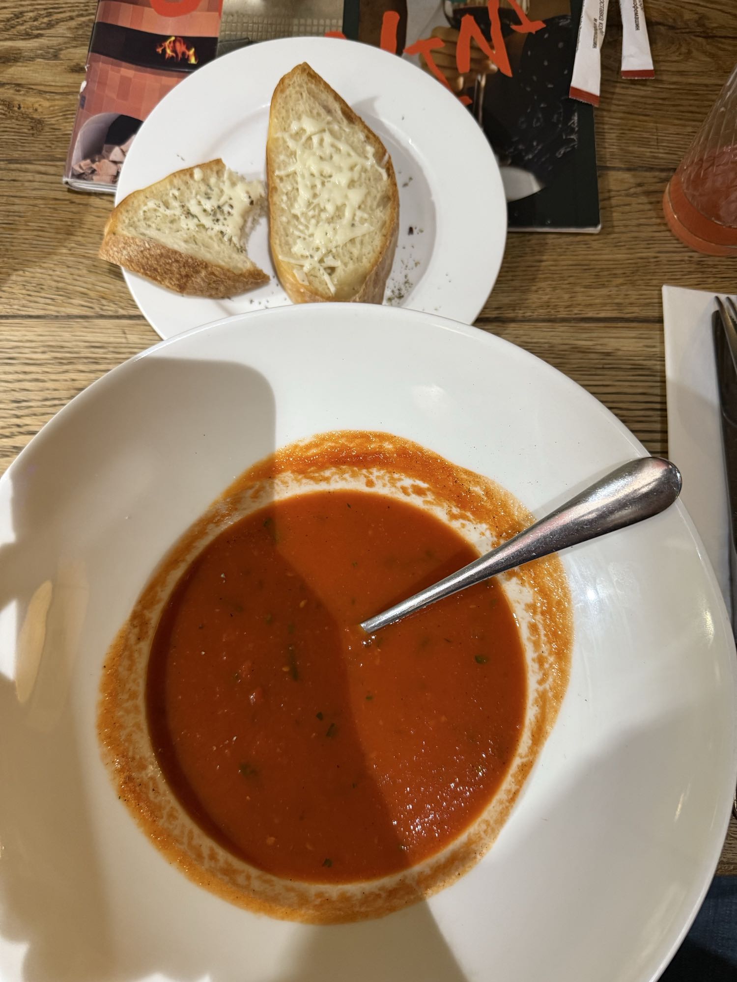 томатный суп с хлебом
