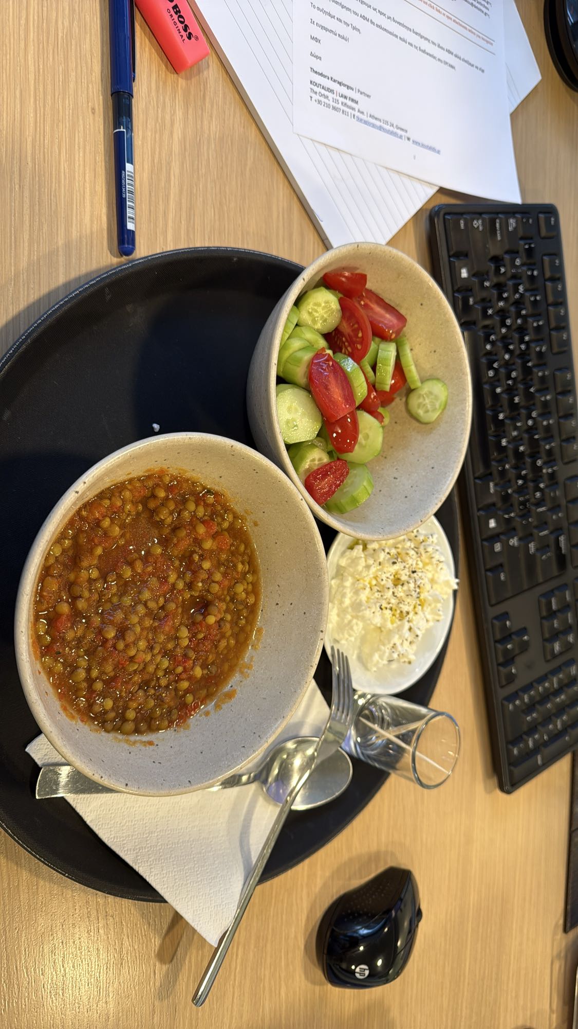 Φακές με σαλάτα και γιαούρτι