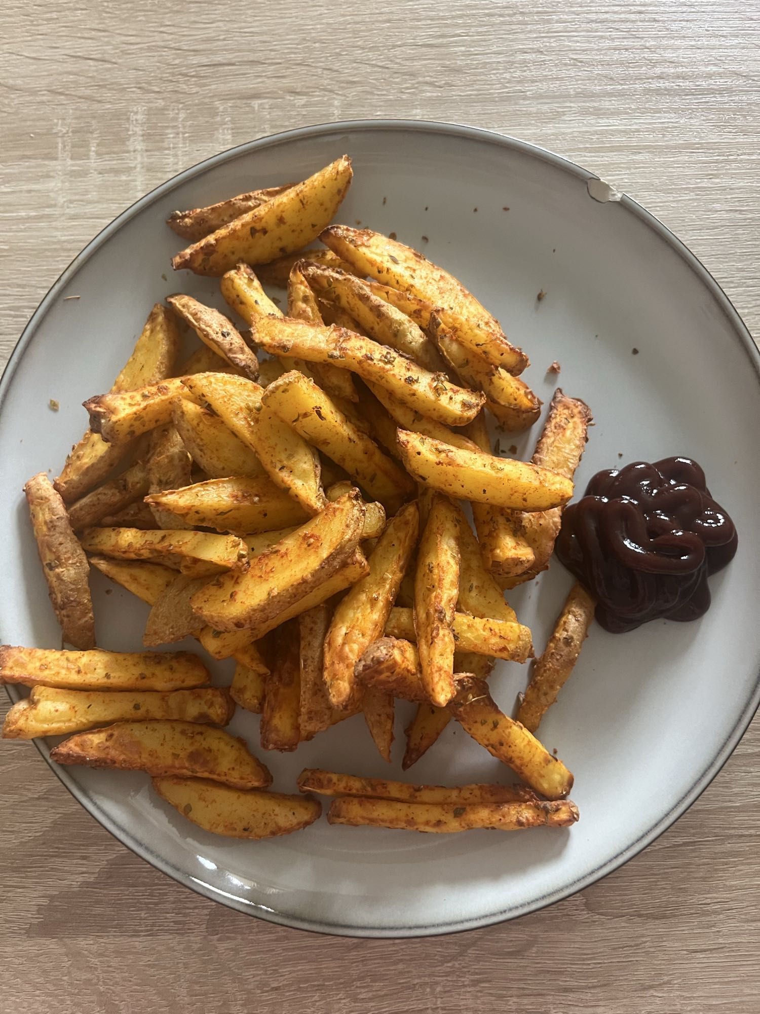 Zelfgemaakte friet met ketchup