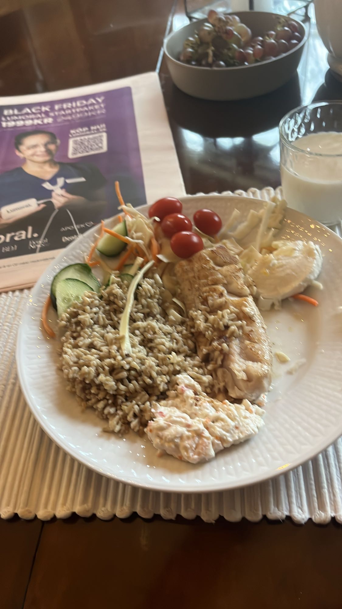 Fisk med korn och sallad