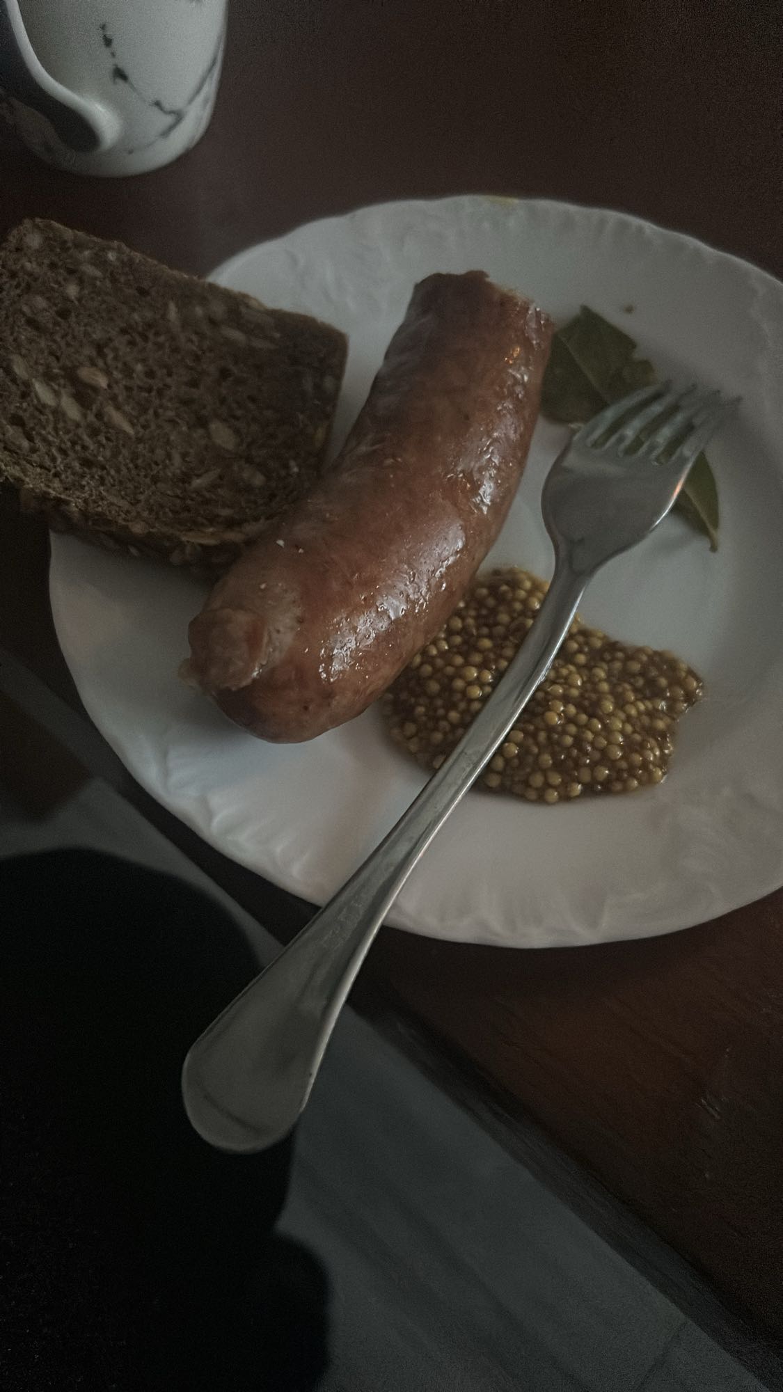 kiełbasa z musztardą i chlebem