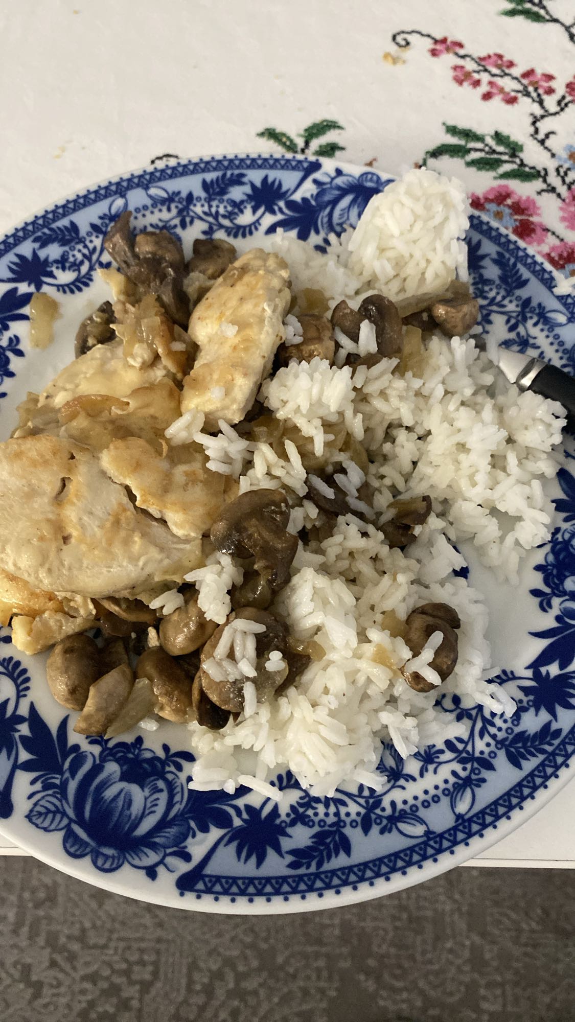 Kurczak z ryżem i pieczarkami