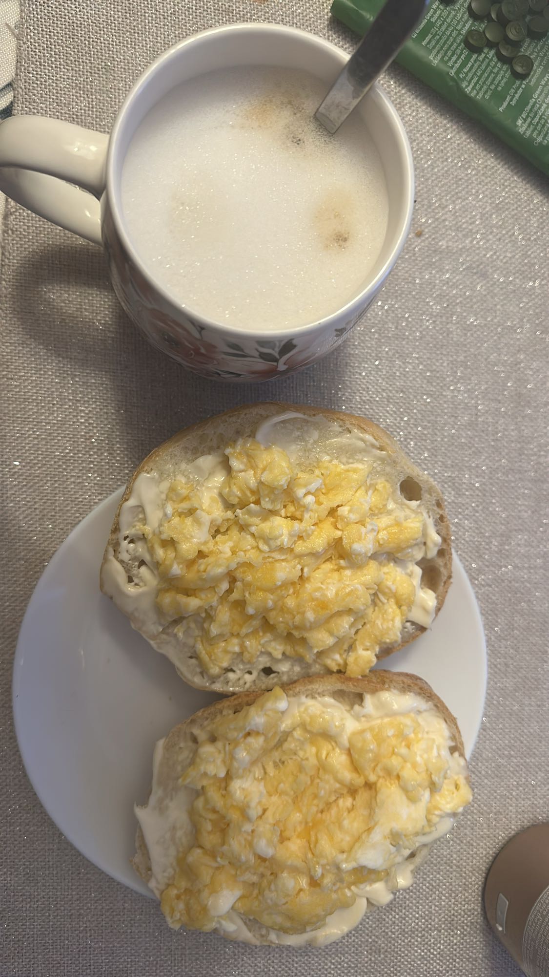 Jajecznica na bułce z kawą