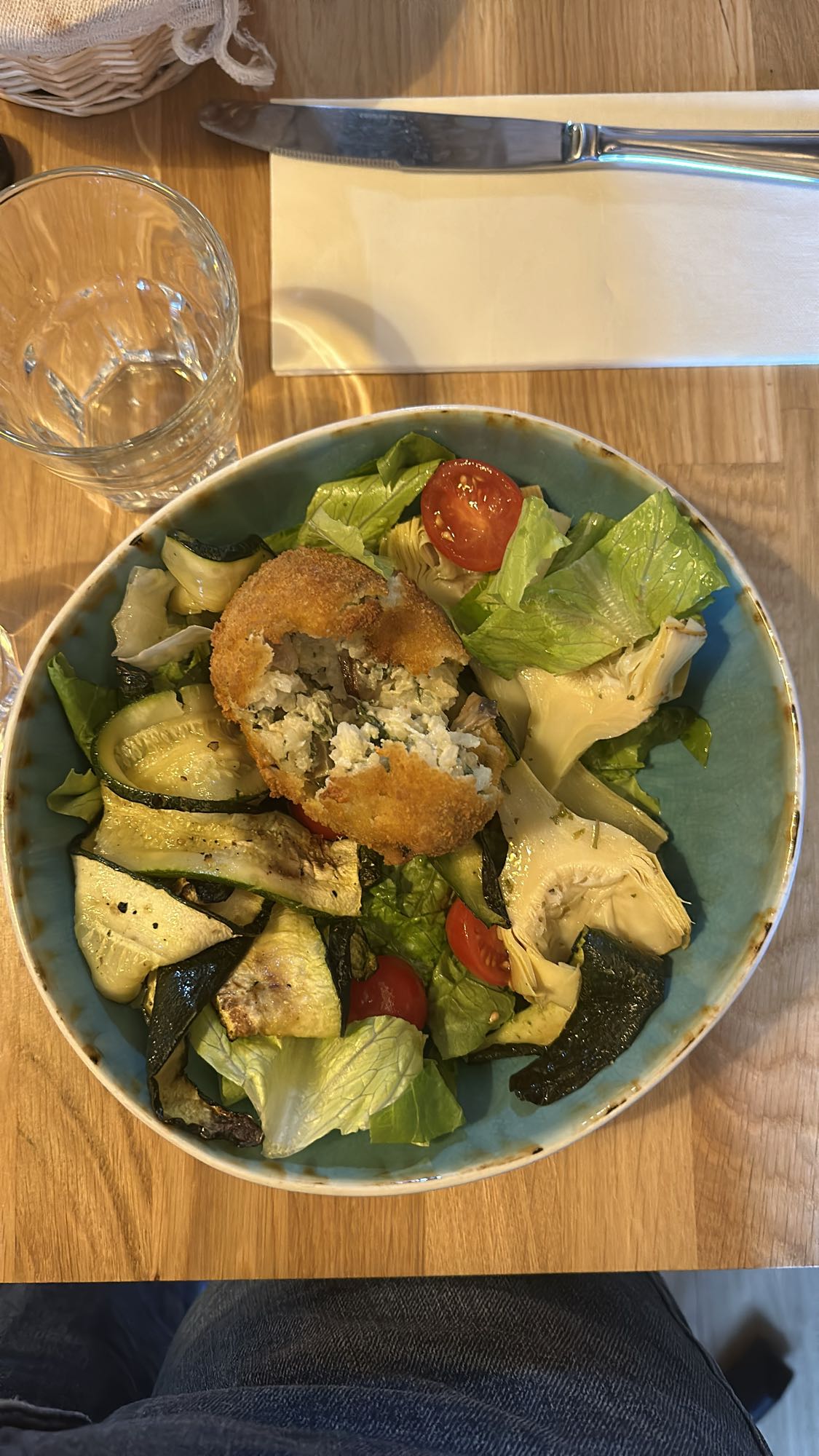 Salată cu legume și chiftea