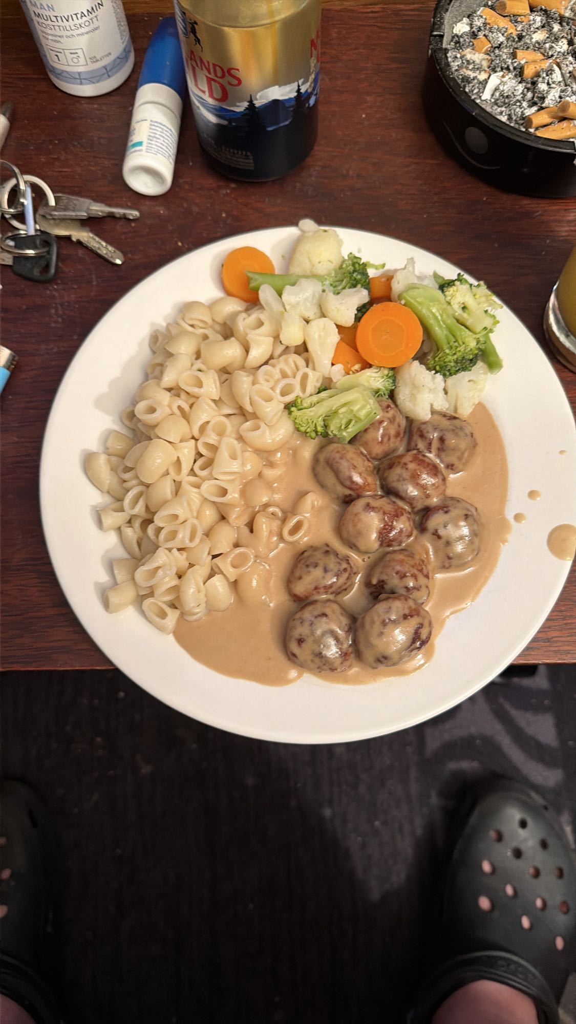 Köttbullar med pasta och grönsaker