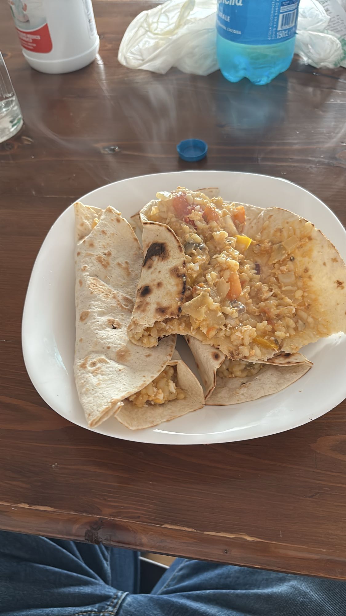 Tacos de arroz, verduras, carne de cerdo y huevo