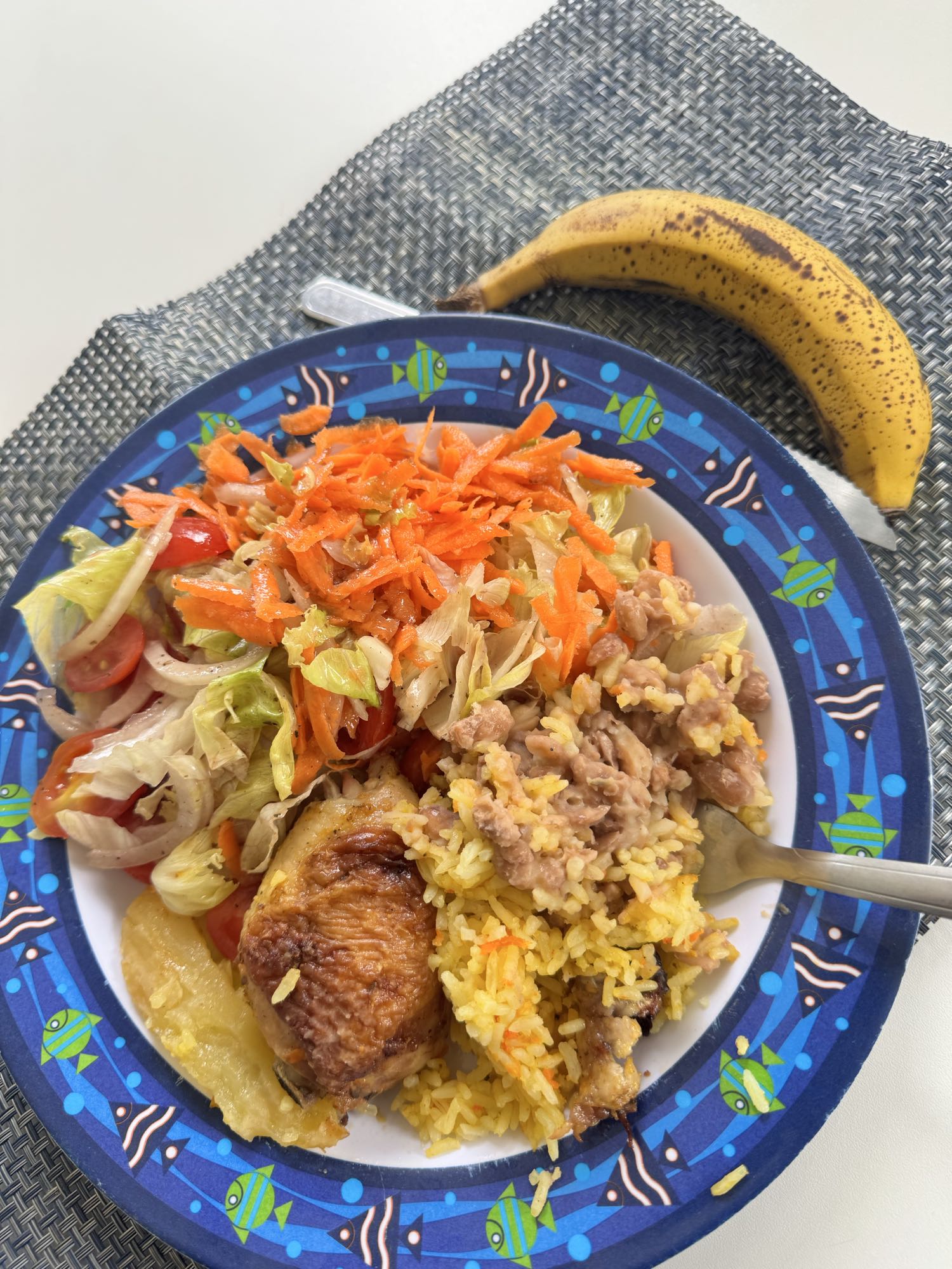 Arroz com frango e salada