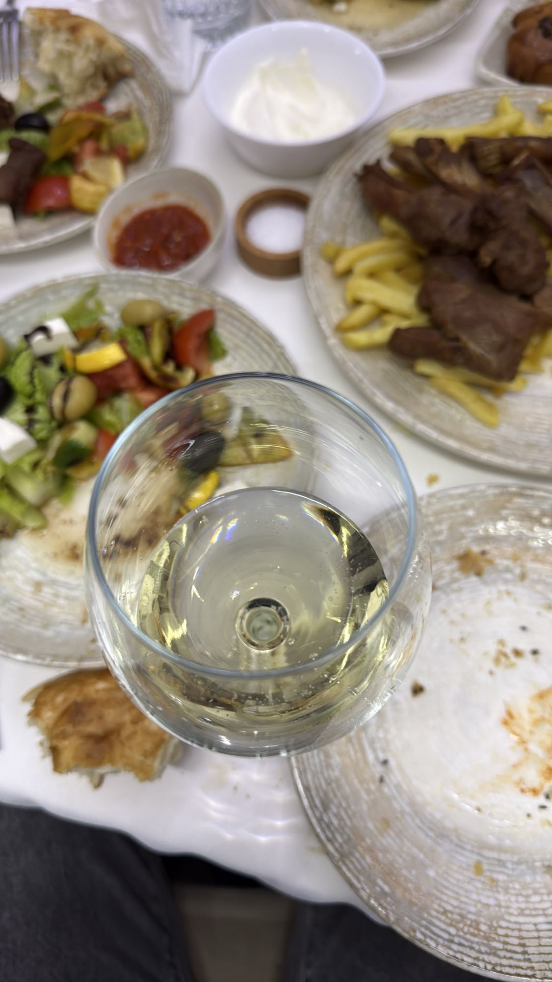 Мясо с гарниром и вином