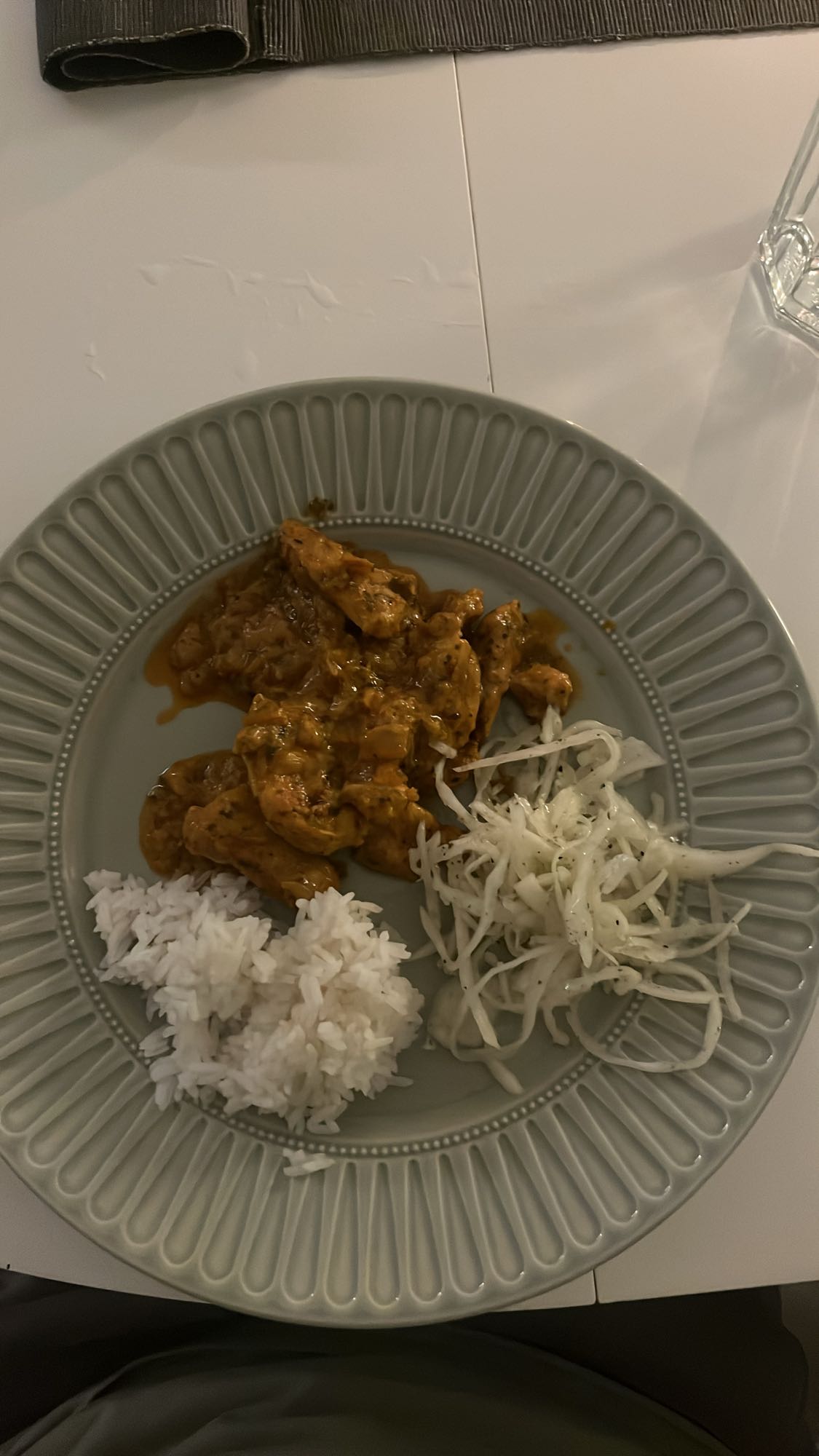 Kycklinggryta med ris och sallad