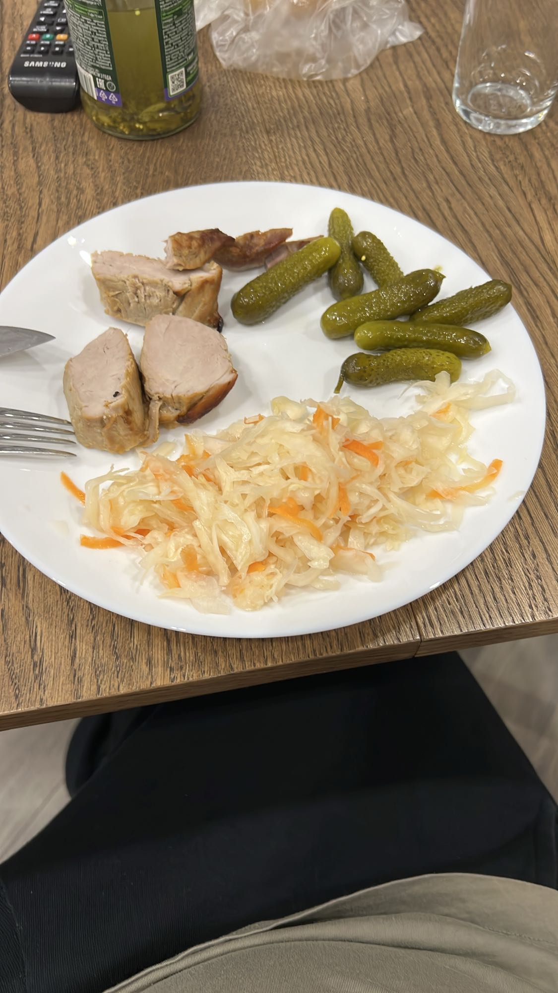 мясо с соленьями