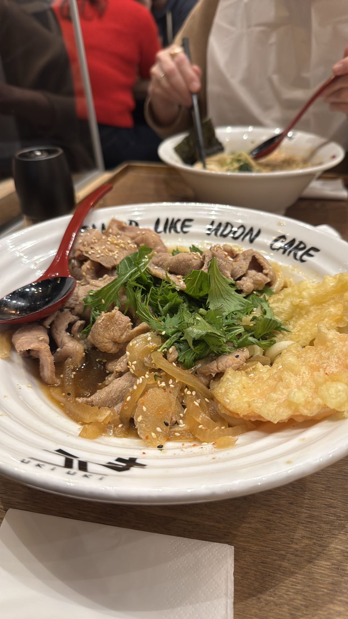 Udon z wołowiną i tempurą