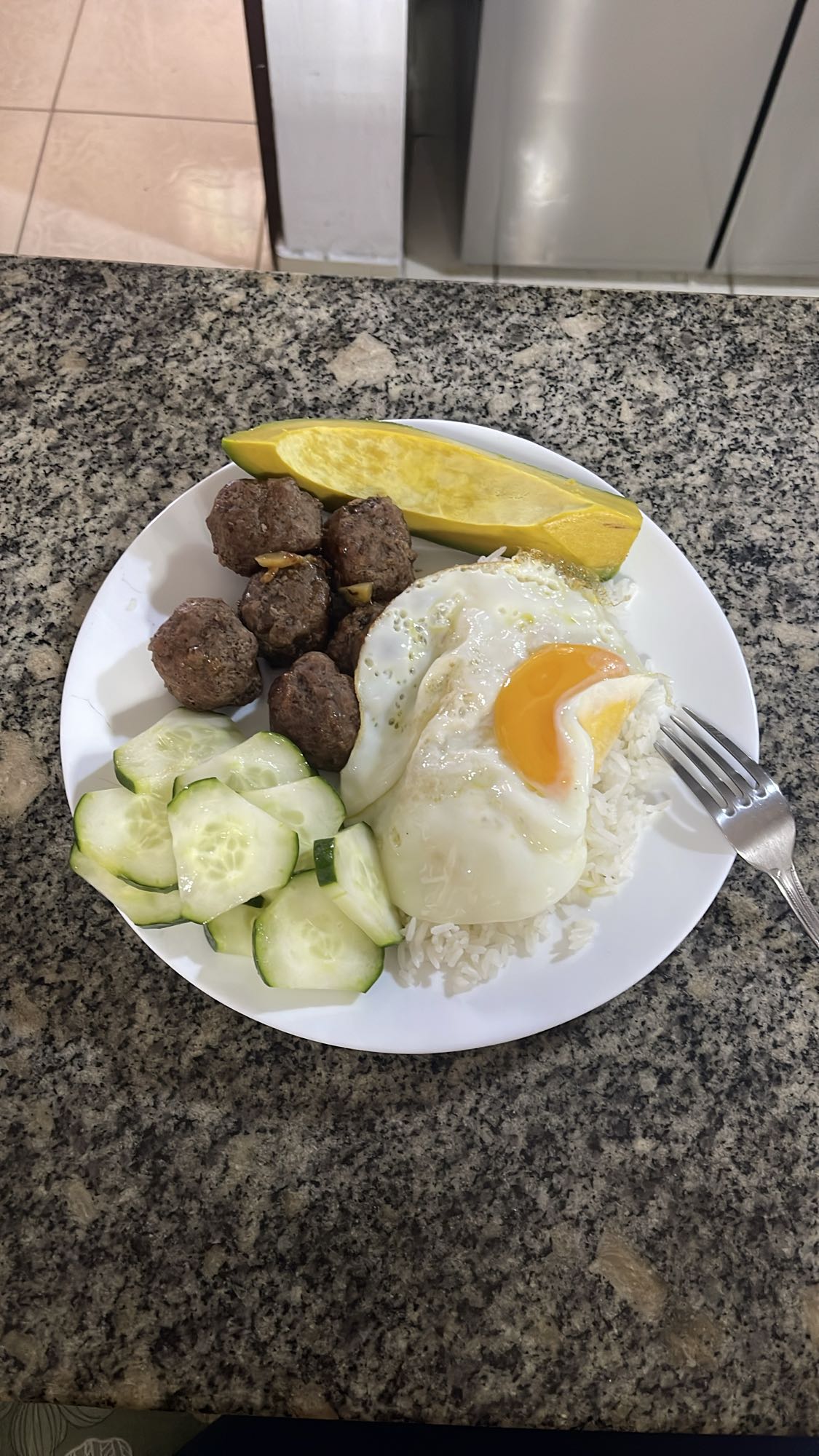 albóndigas con huevo y arroz