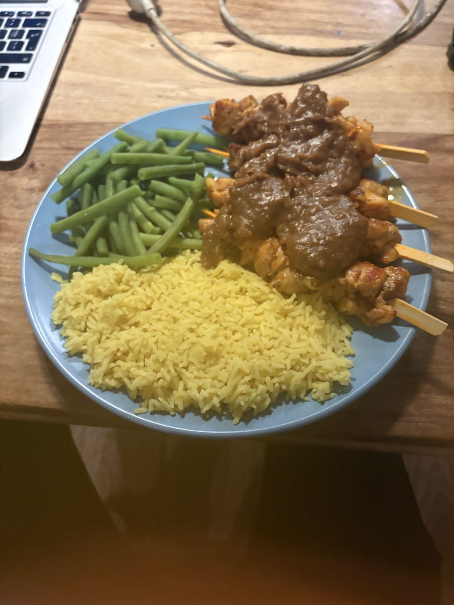 Kipspies met rijst en boontjes