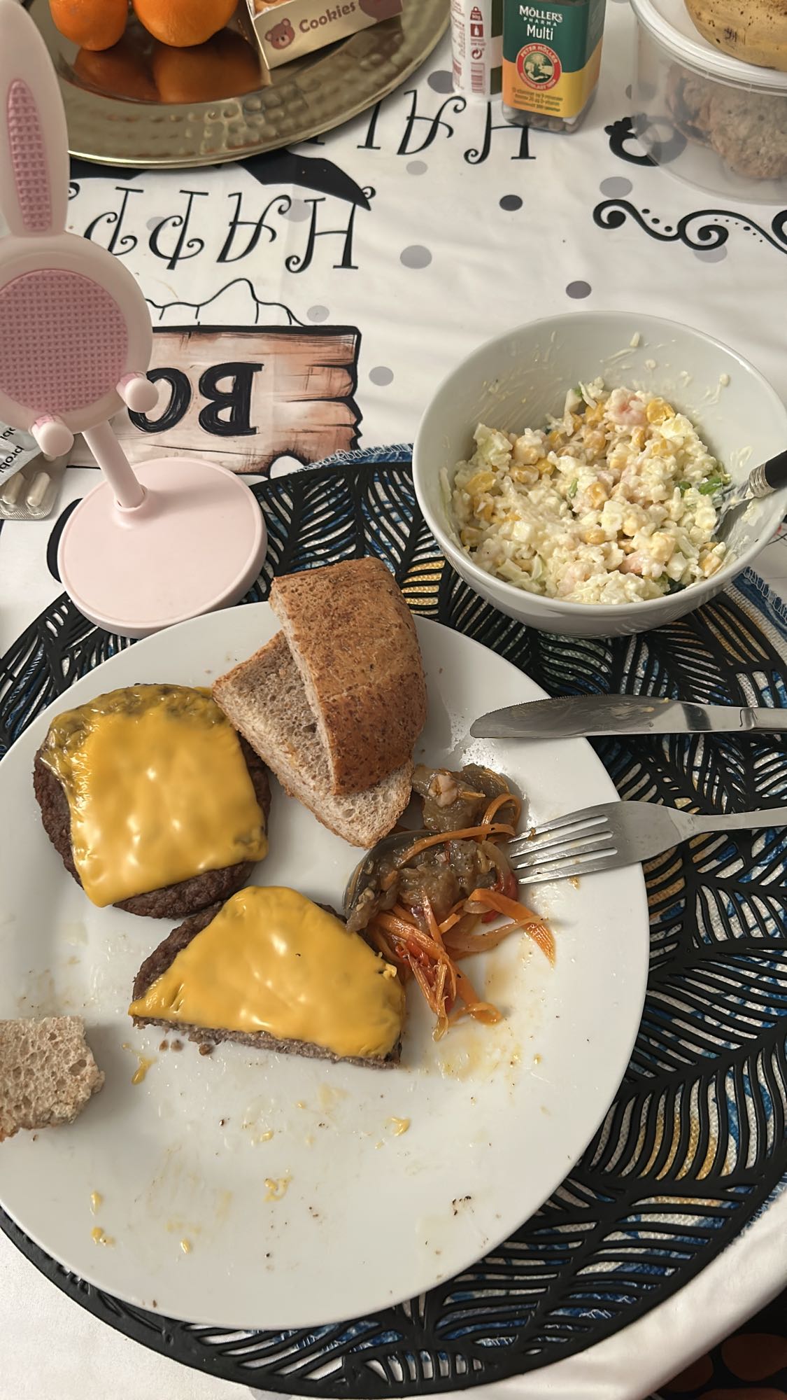 бургер с салатом