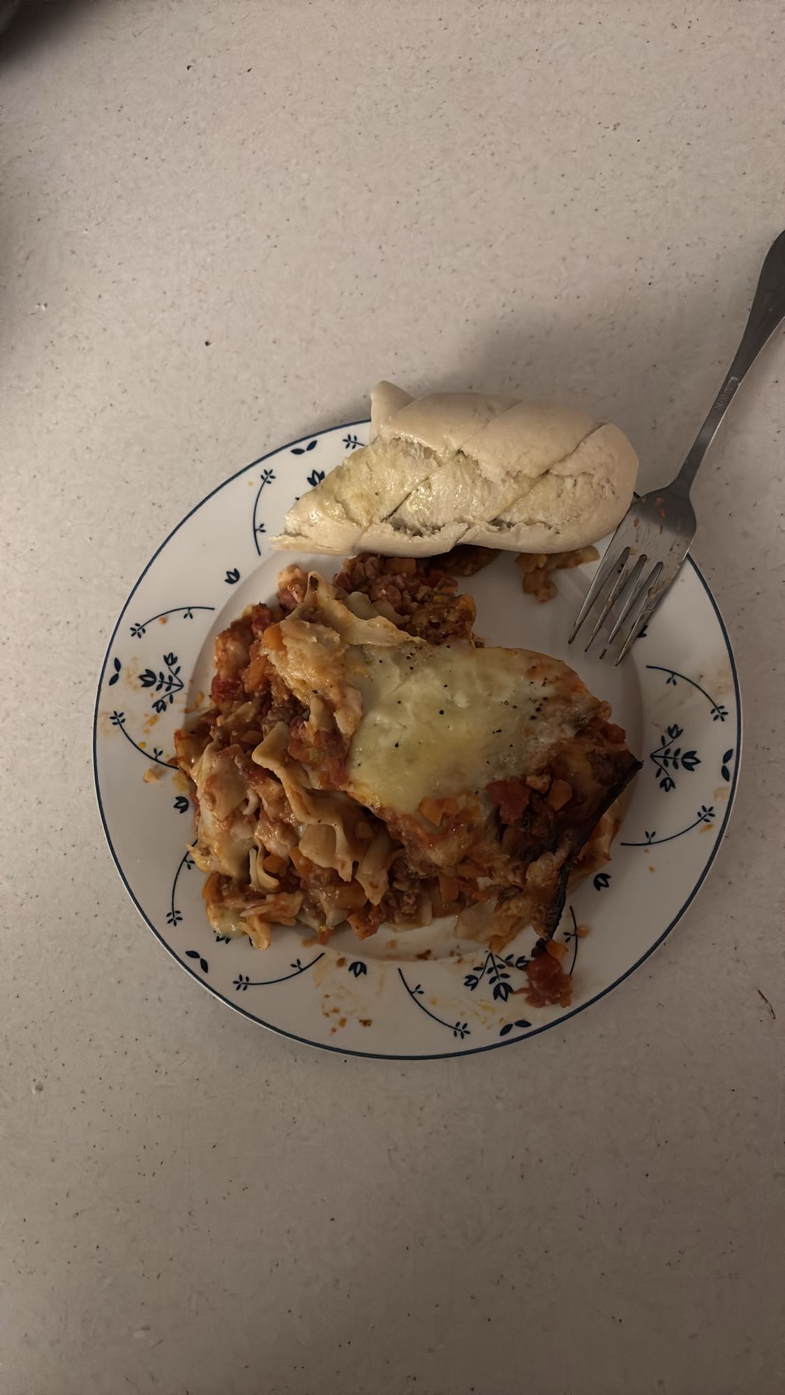 Lasagne med hvitløksbrød