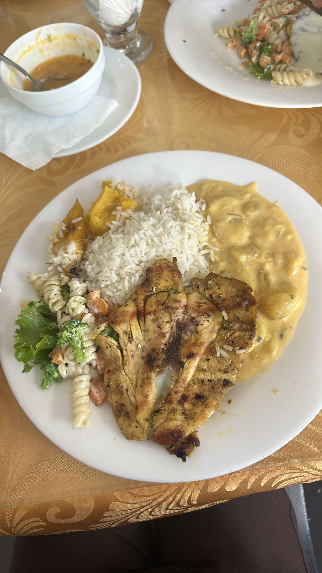 Pollo con arroz y ensalada