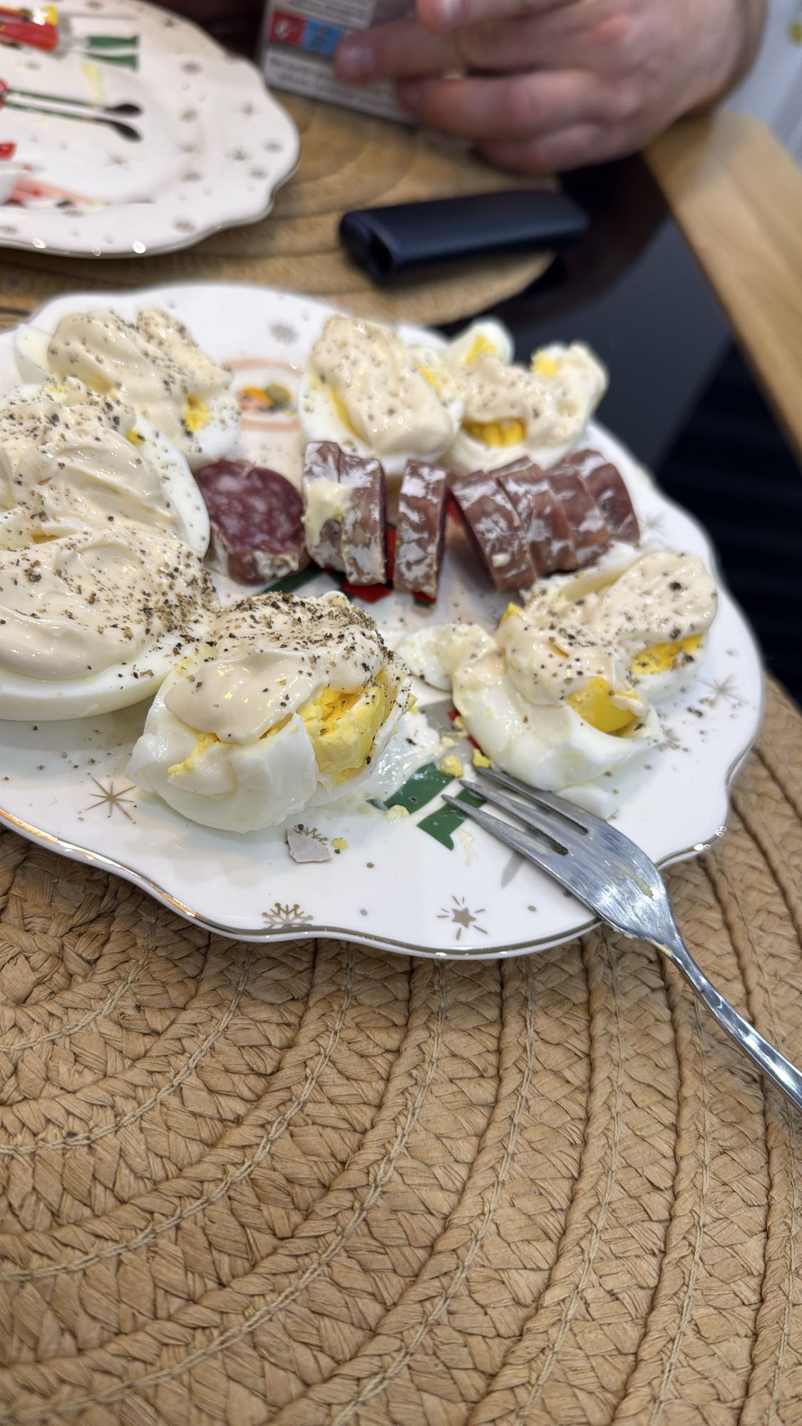 Jajka z majonezem i kiełbasą