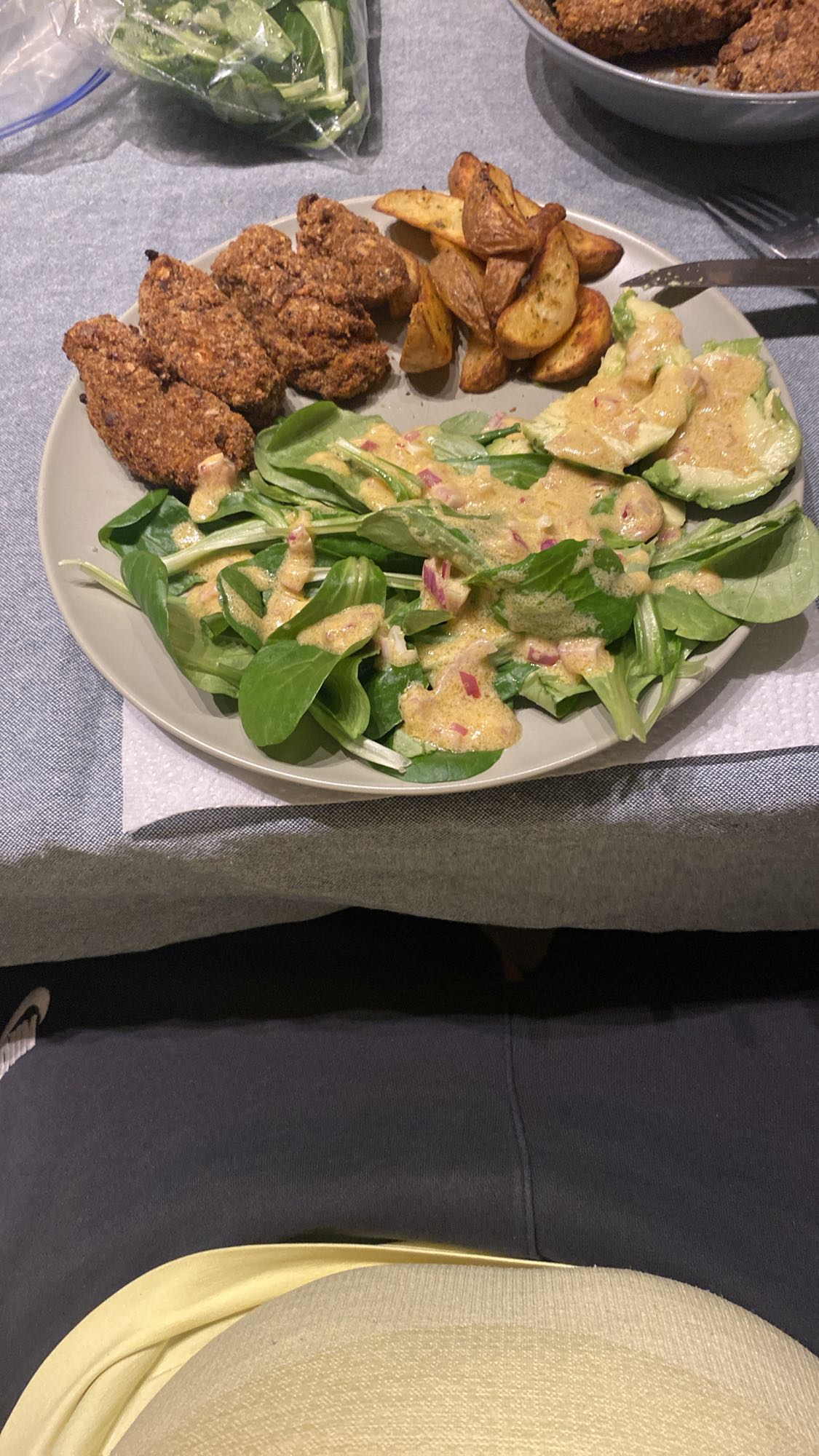 Poulet pané et salade