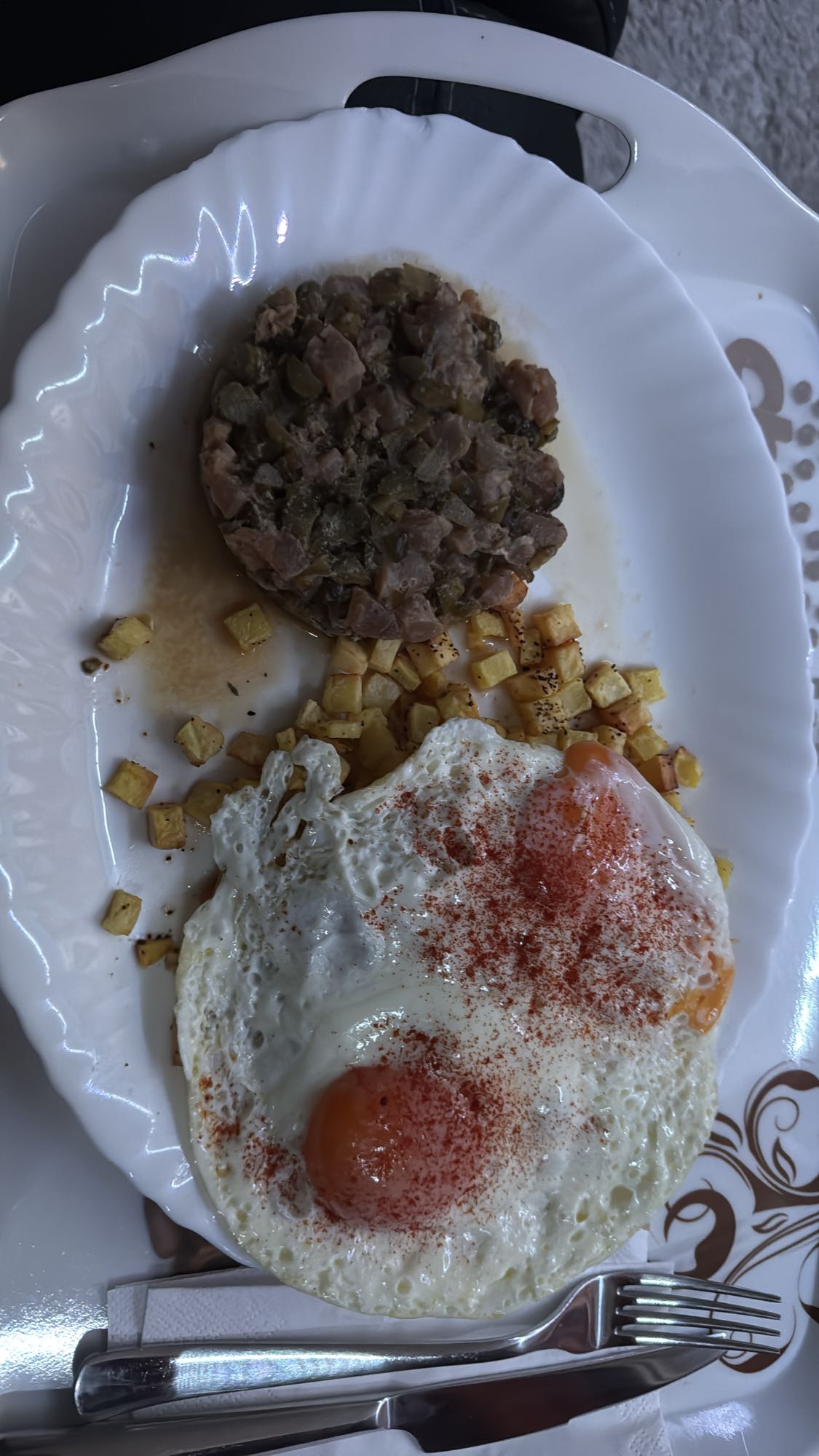 Patatas cocidas con atún y huevos a la plancha