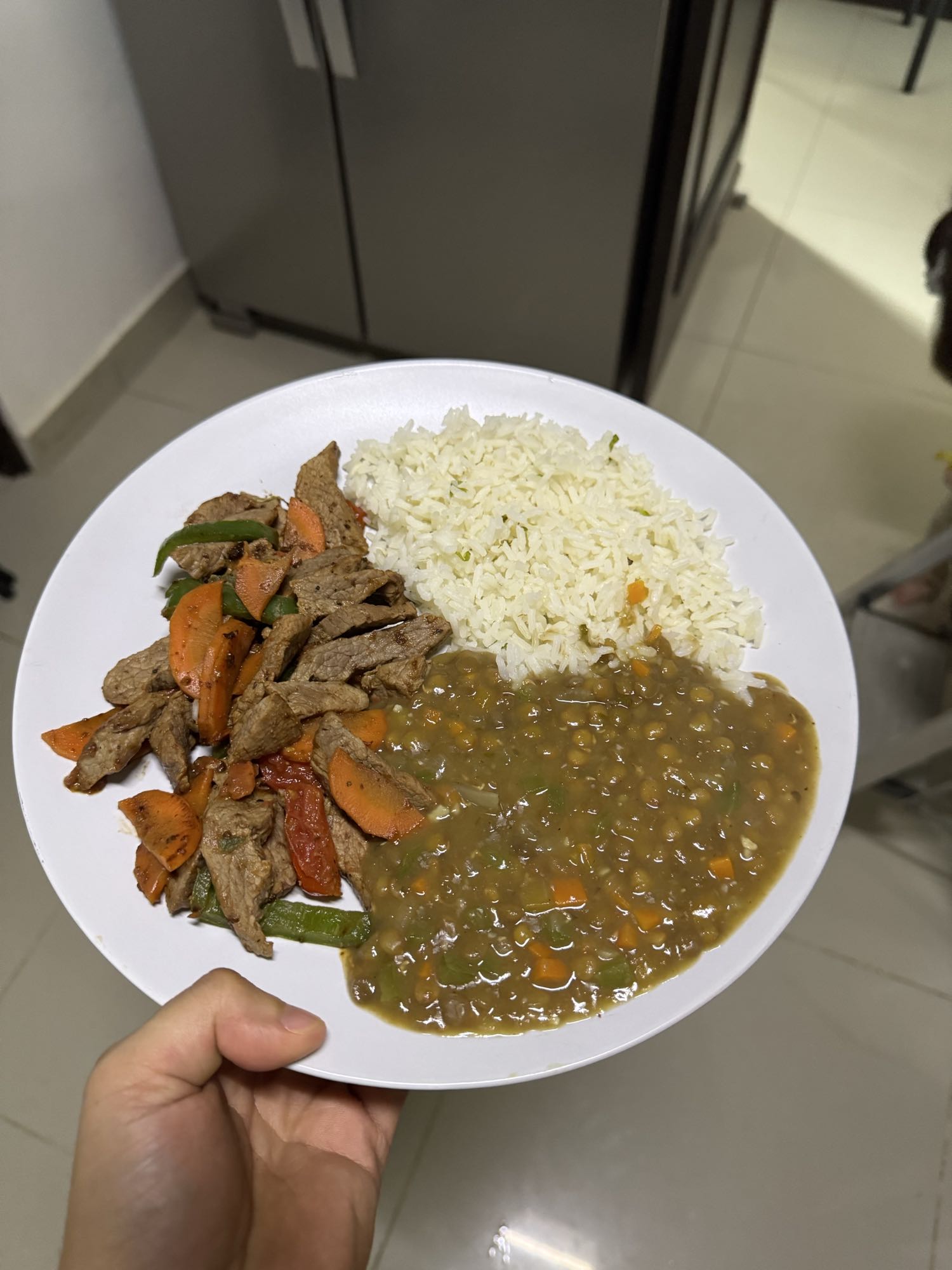 Arroz, carne y lentejas