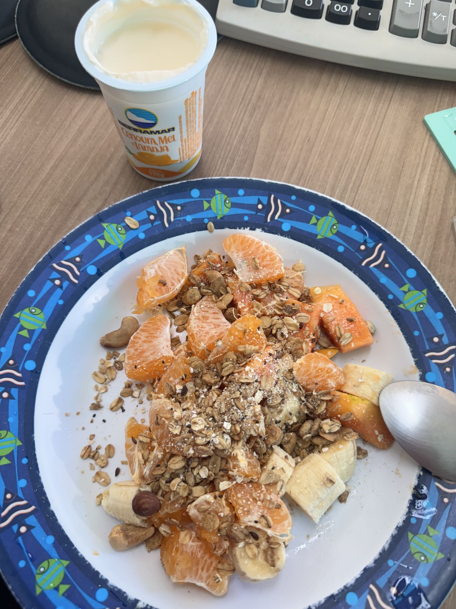 Iogurte com frutas e granola