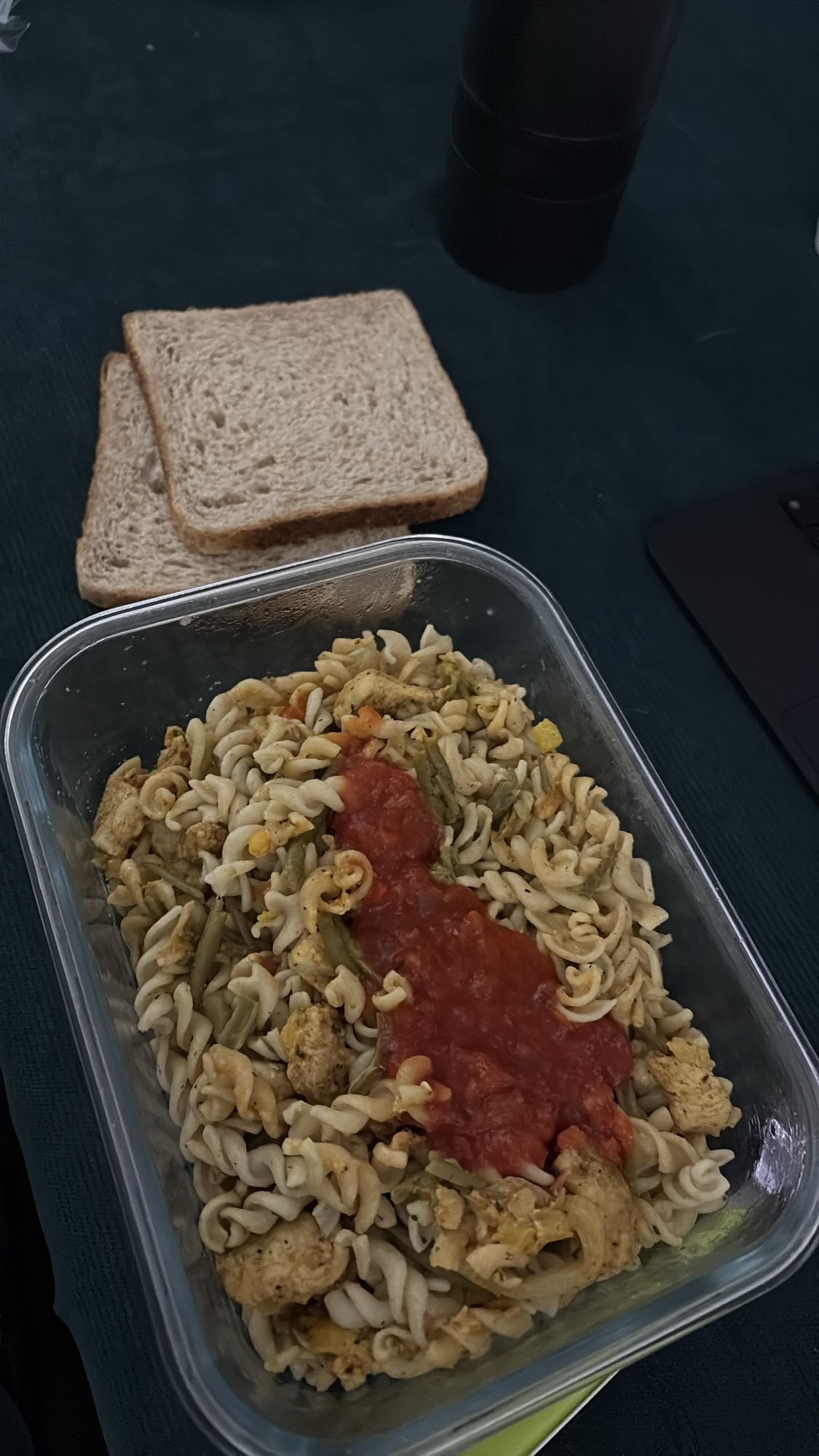 Pâtes au poulet et pain