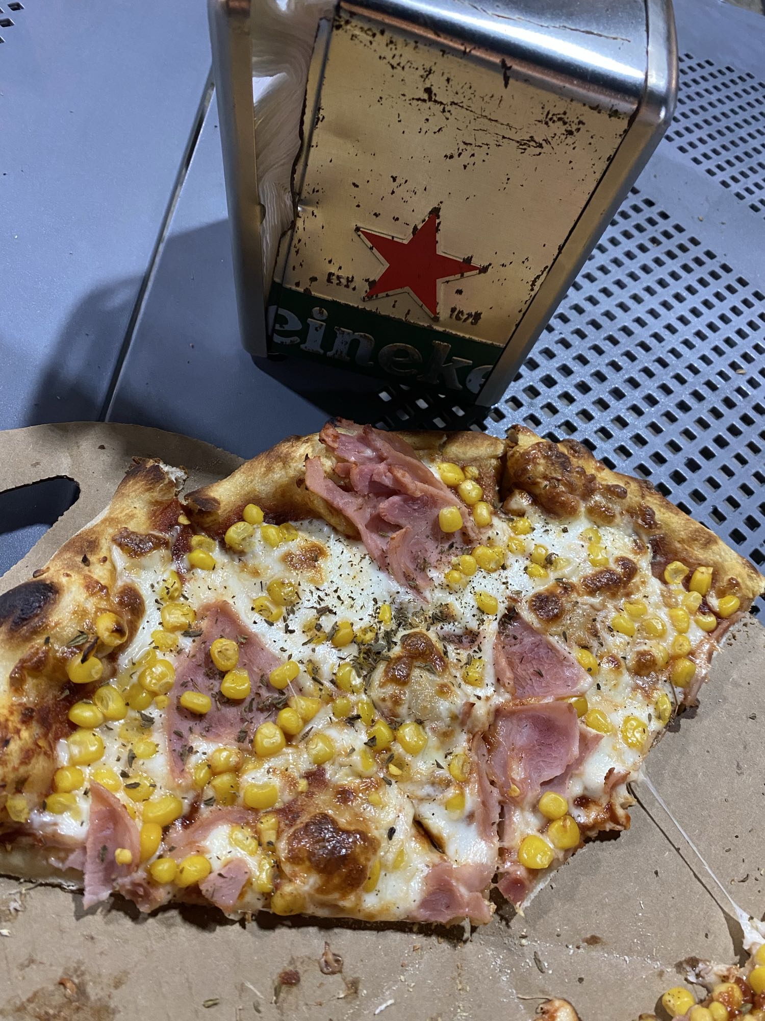 Pizza de jamón y maíz