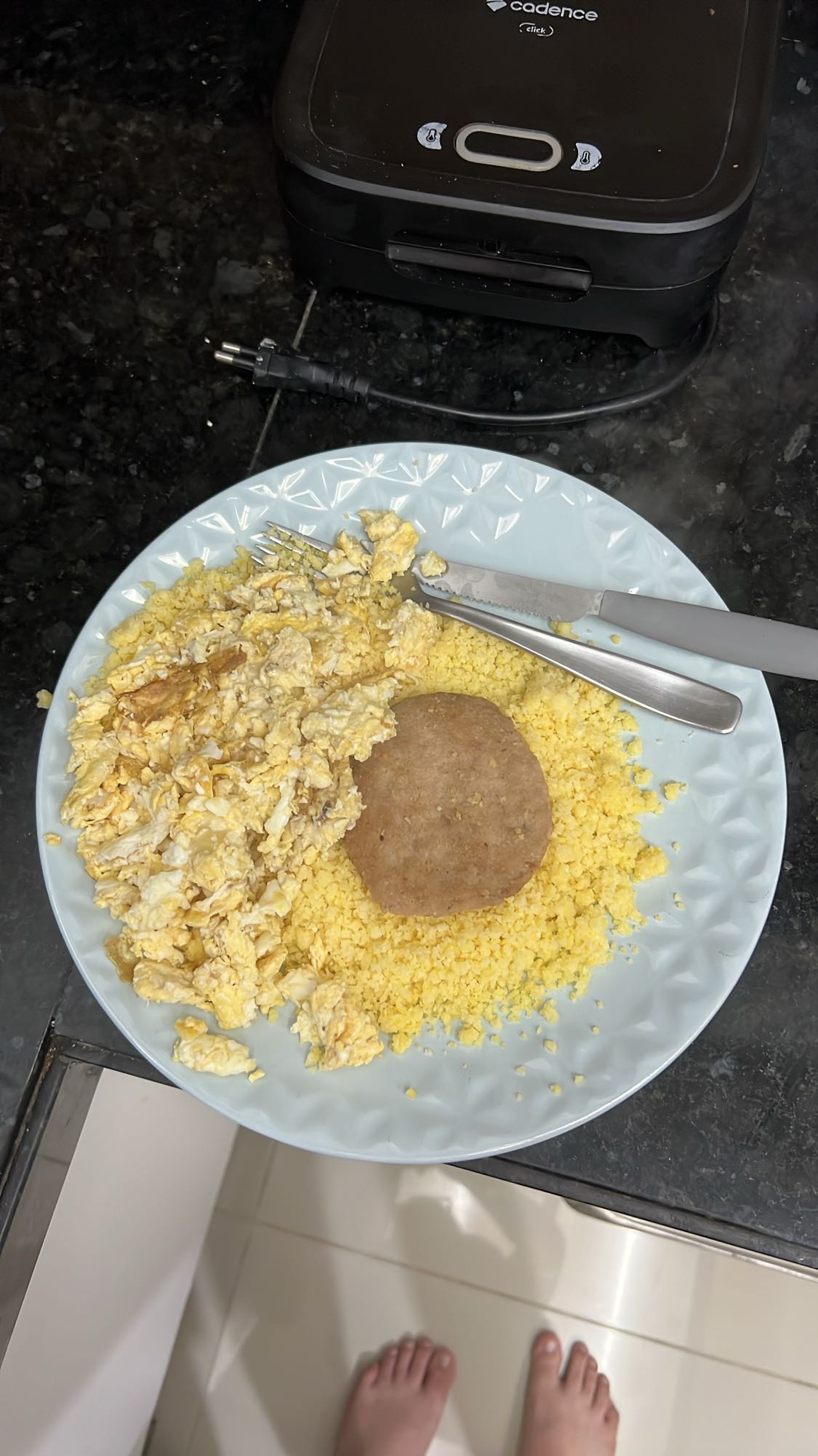 Cuscuz, ovo e hambúrguer