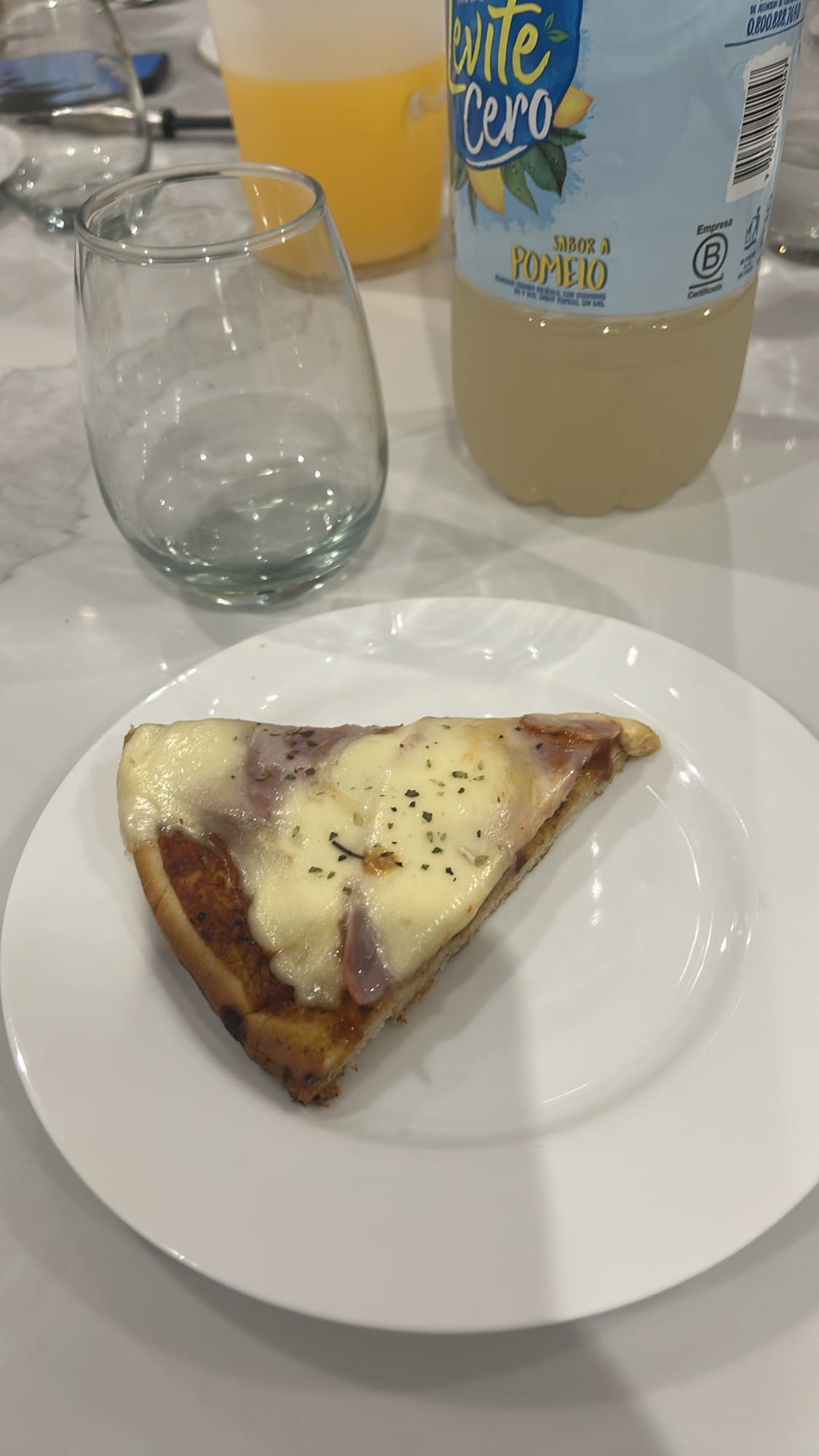 Porción de pizza jamón y queso