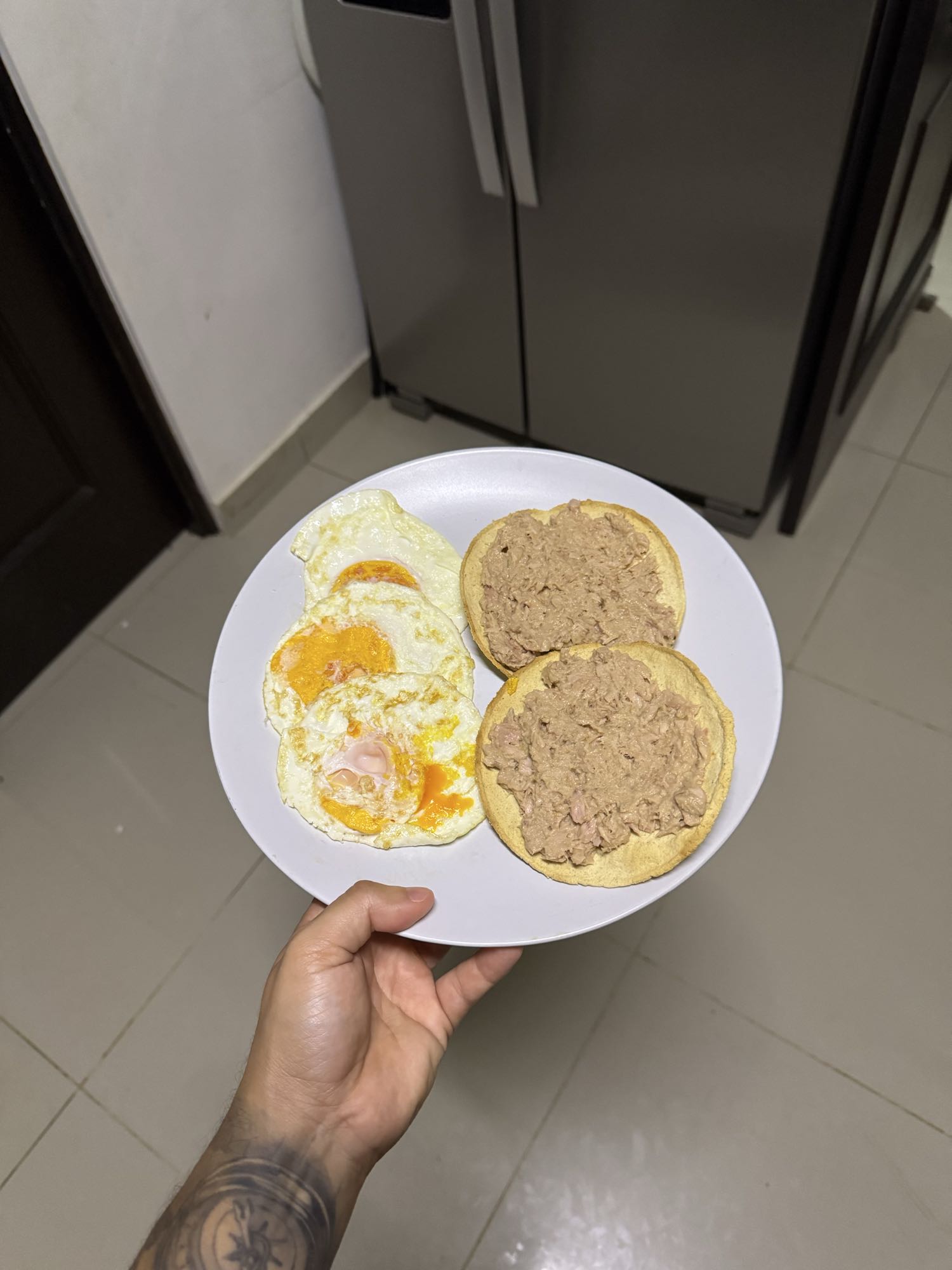 Huevos con atún y tostadas