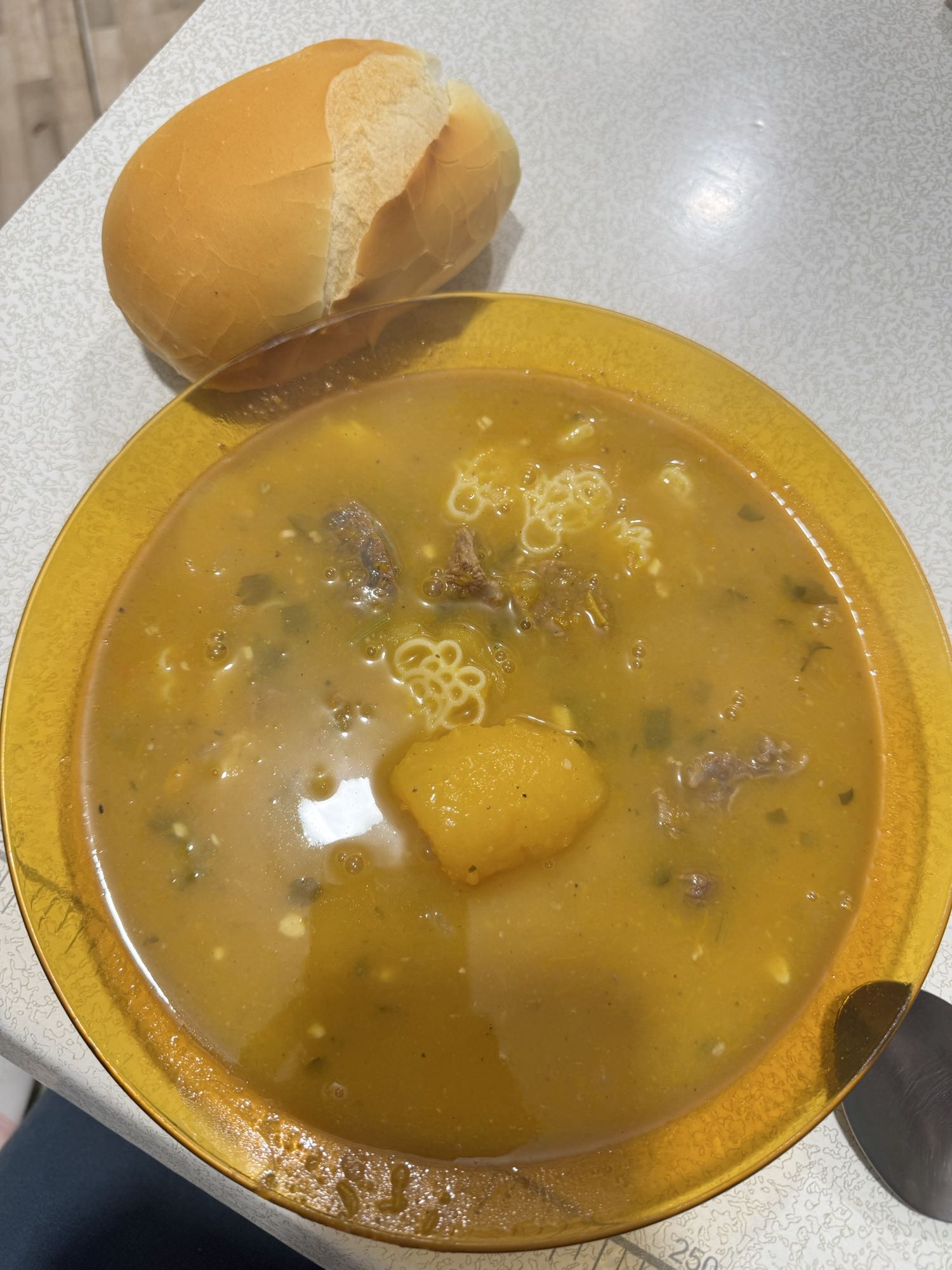 Sopa de carne com pão