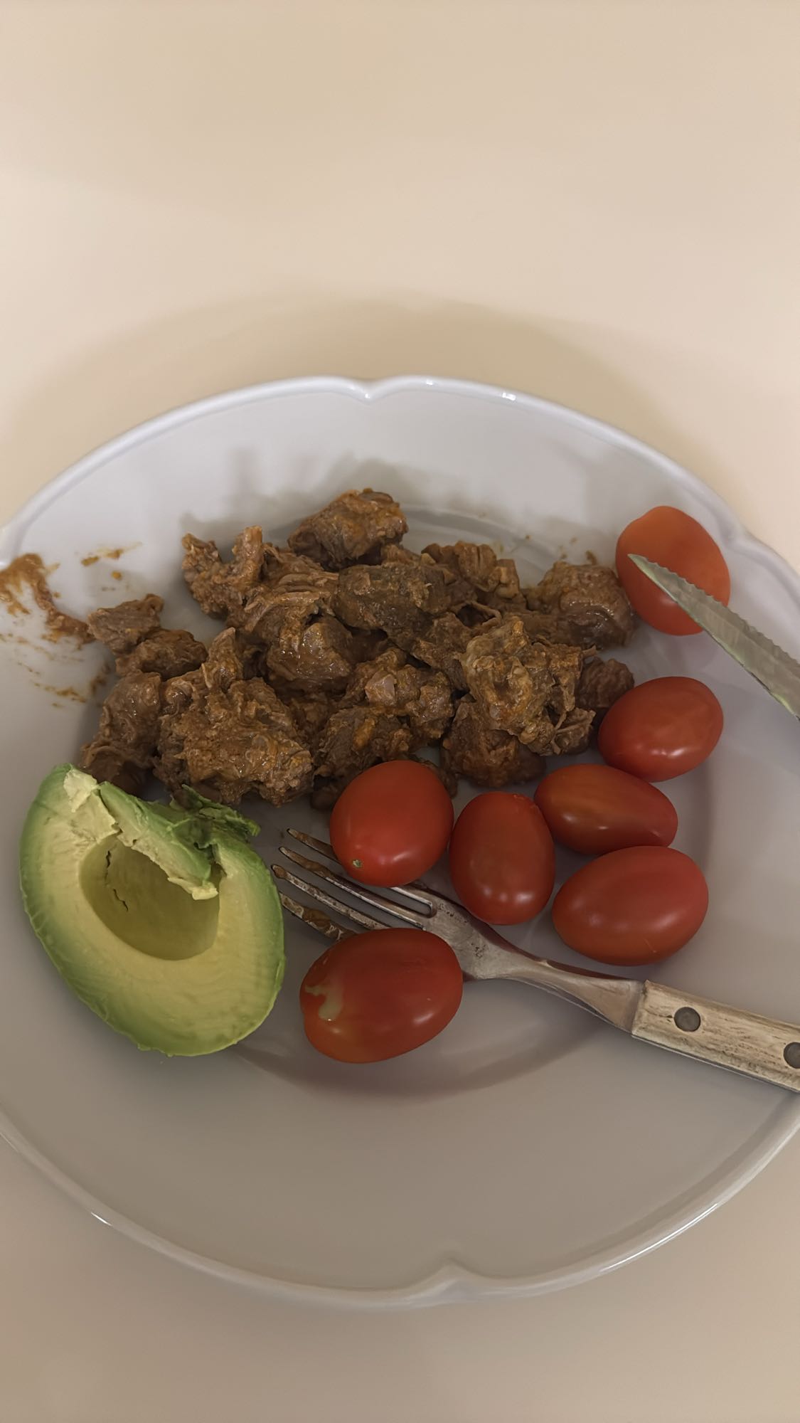 carne con aguacate y tomate