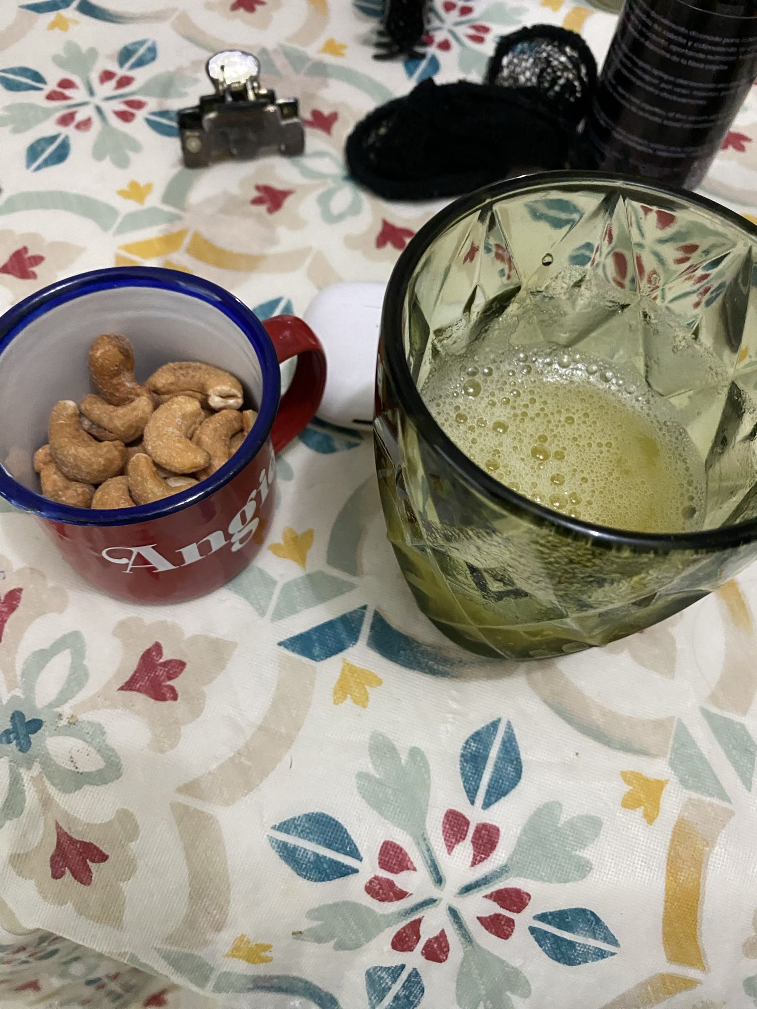 Anacardos y jugo de piña