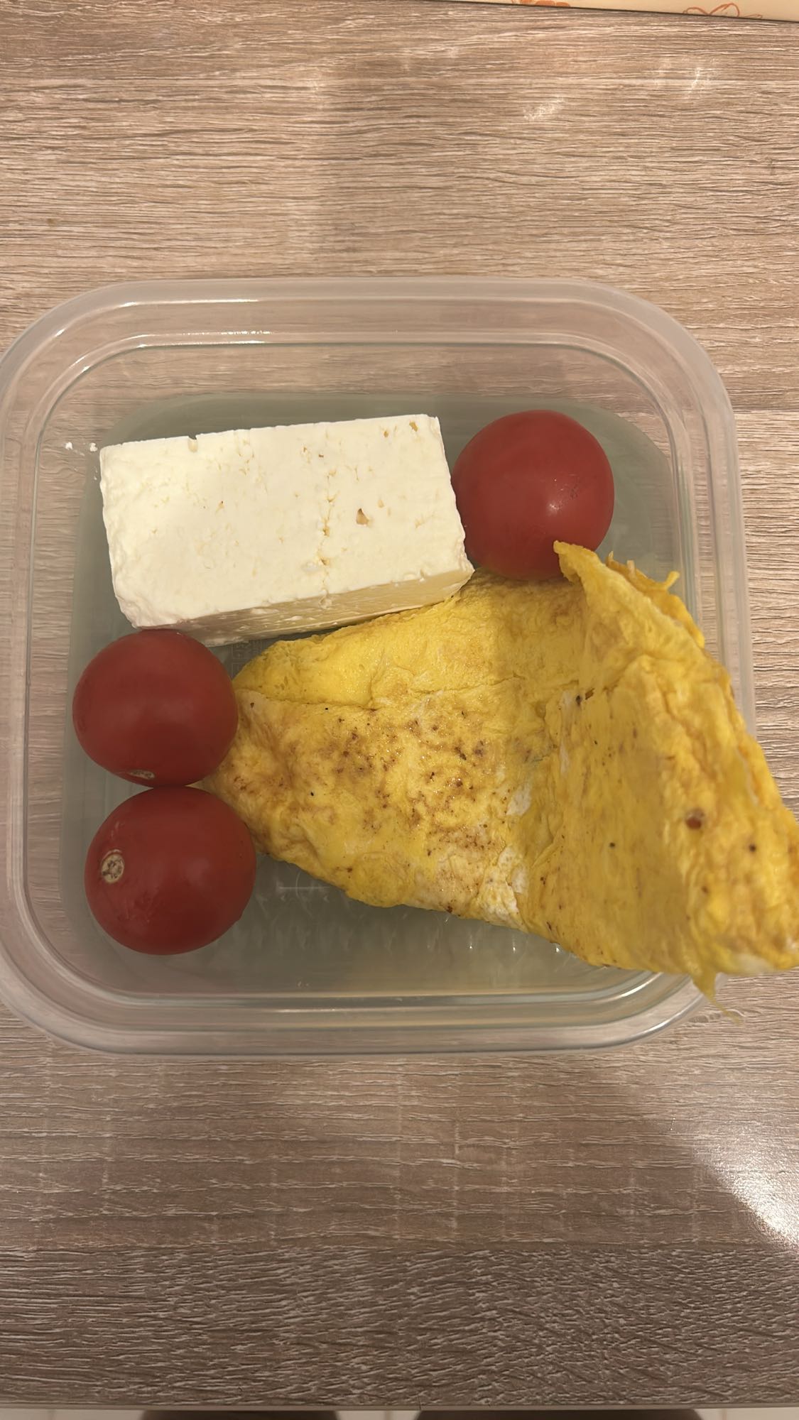 Omletă cu brânză și roșii