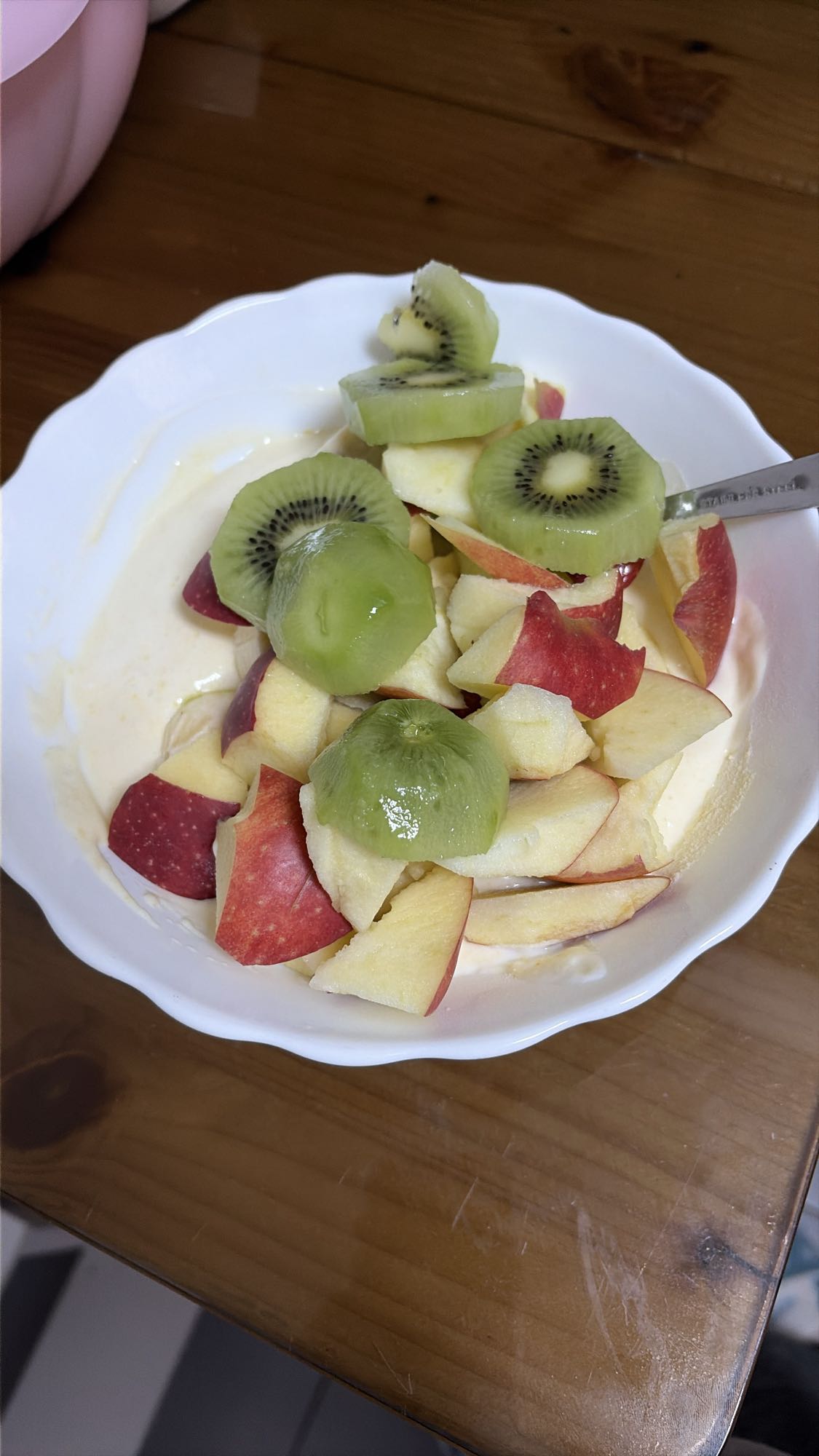 Iaurt cu fructe și pudră proteică