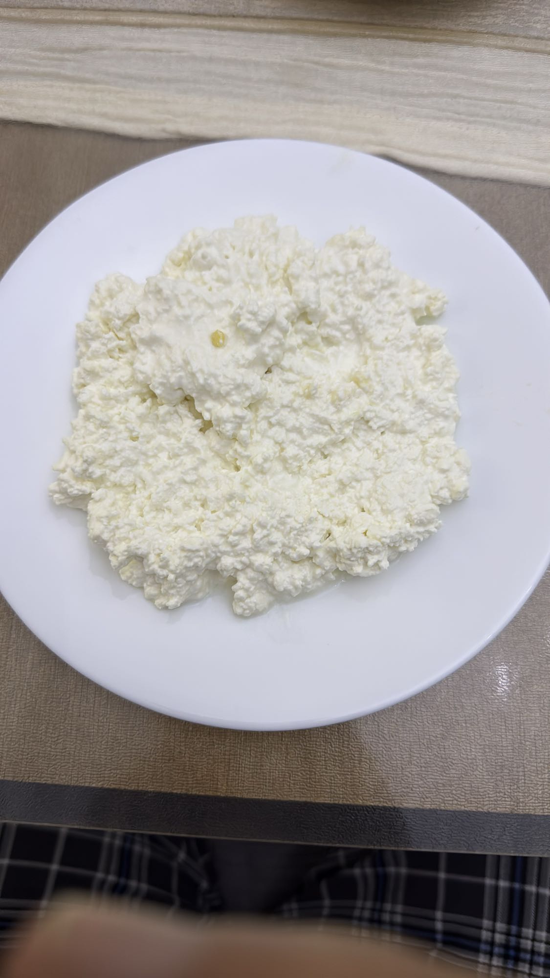 Творог на тарелке