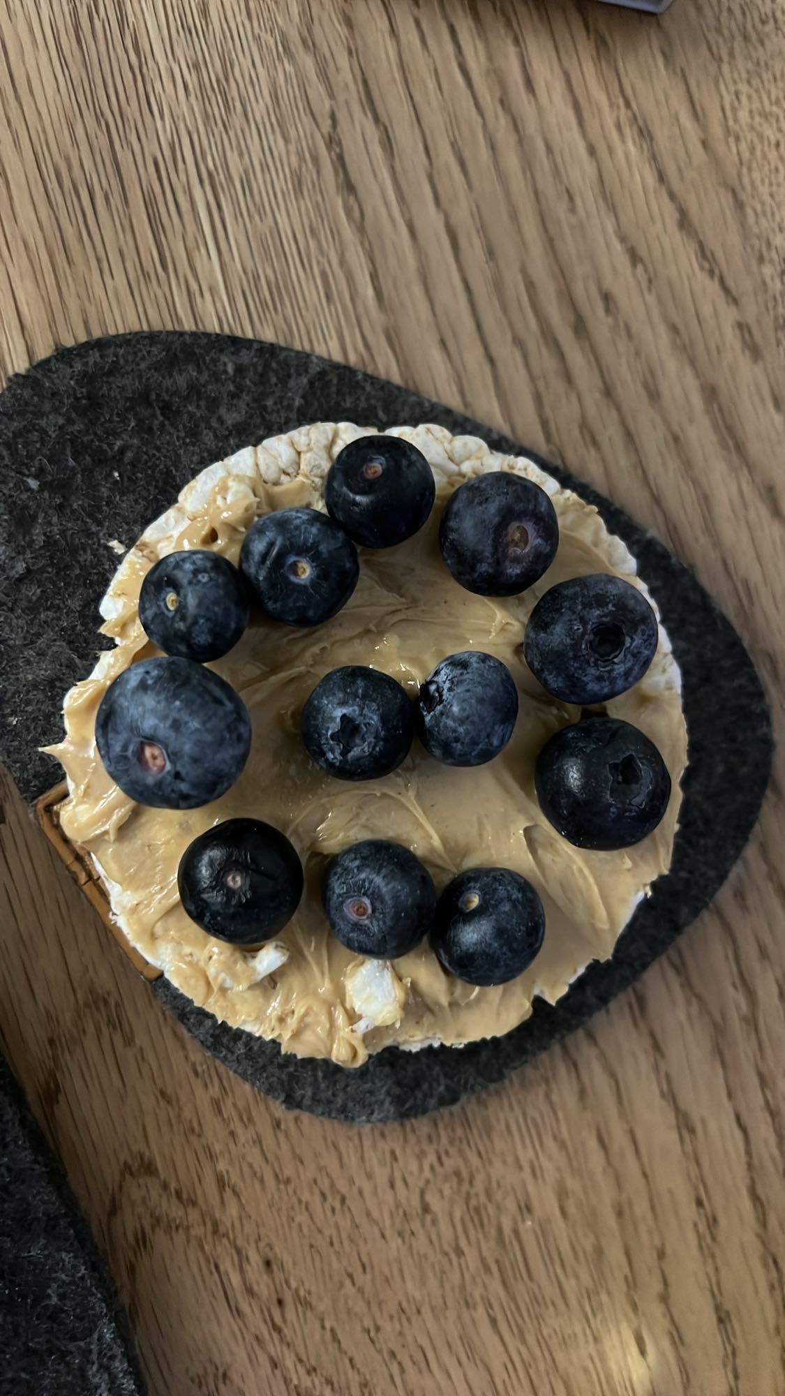 Rice cake with PB & berries