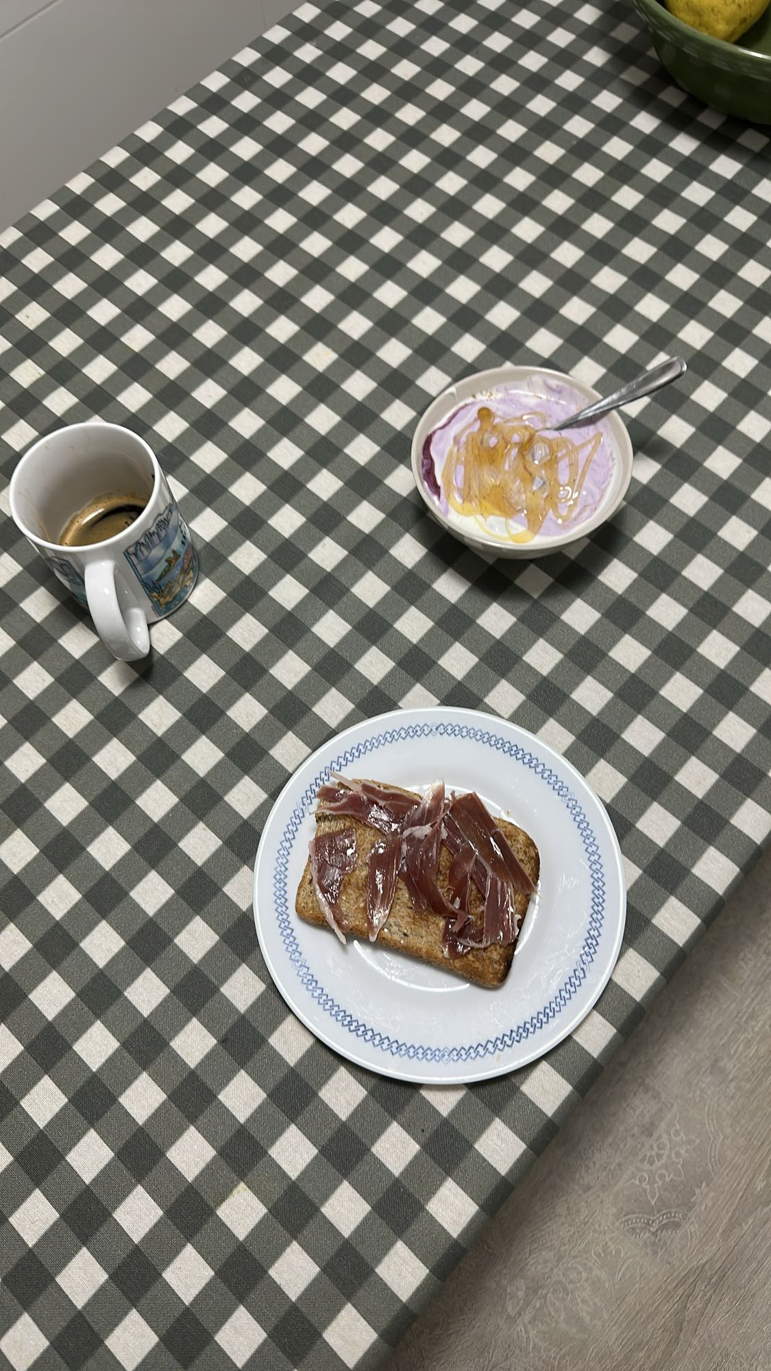 Desayuno con jamón y yogur