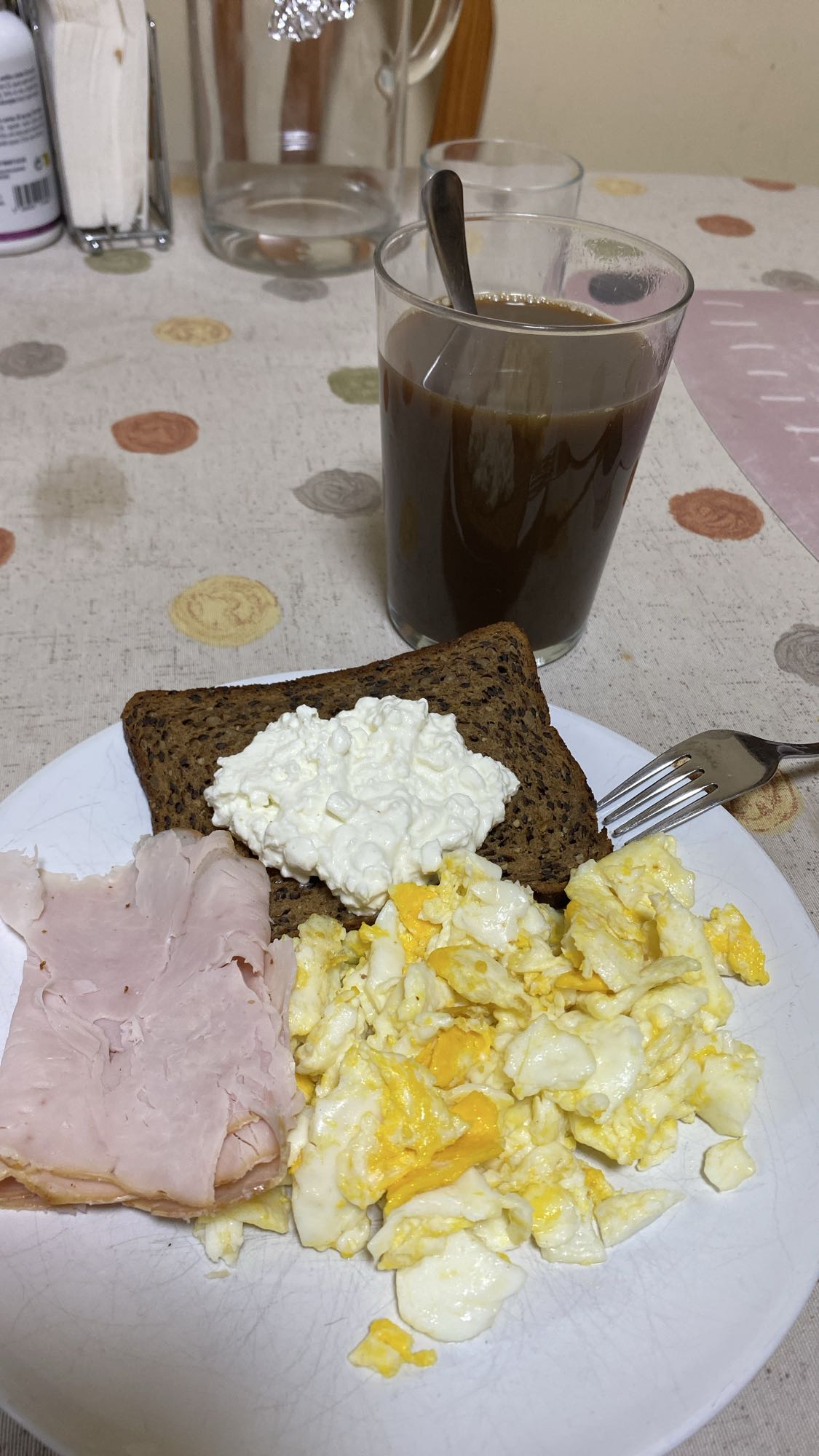 Desayuno con huevo y café