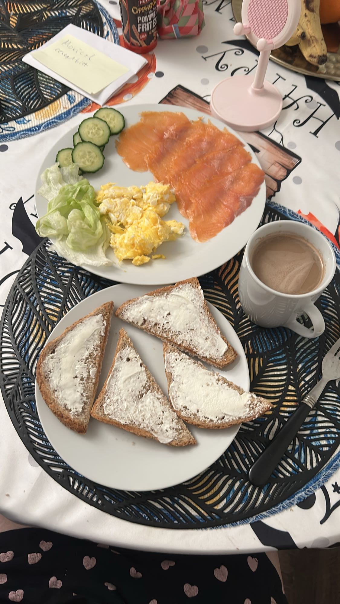 Завтрак с лососем и тостами