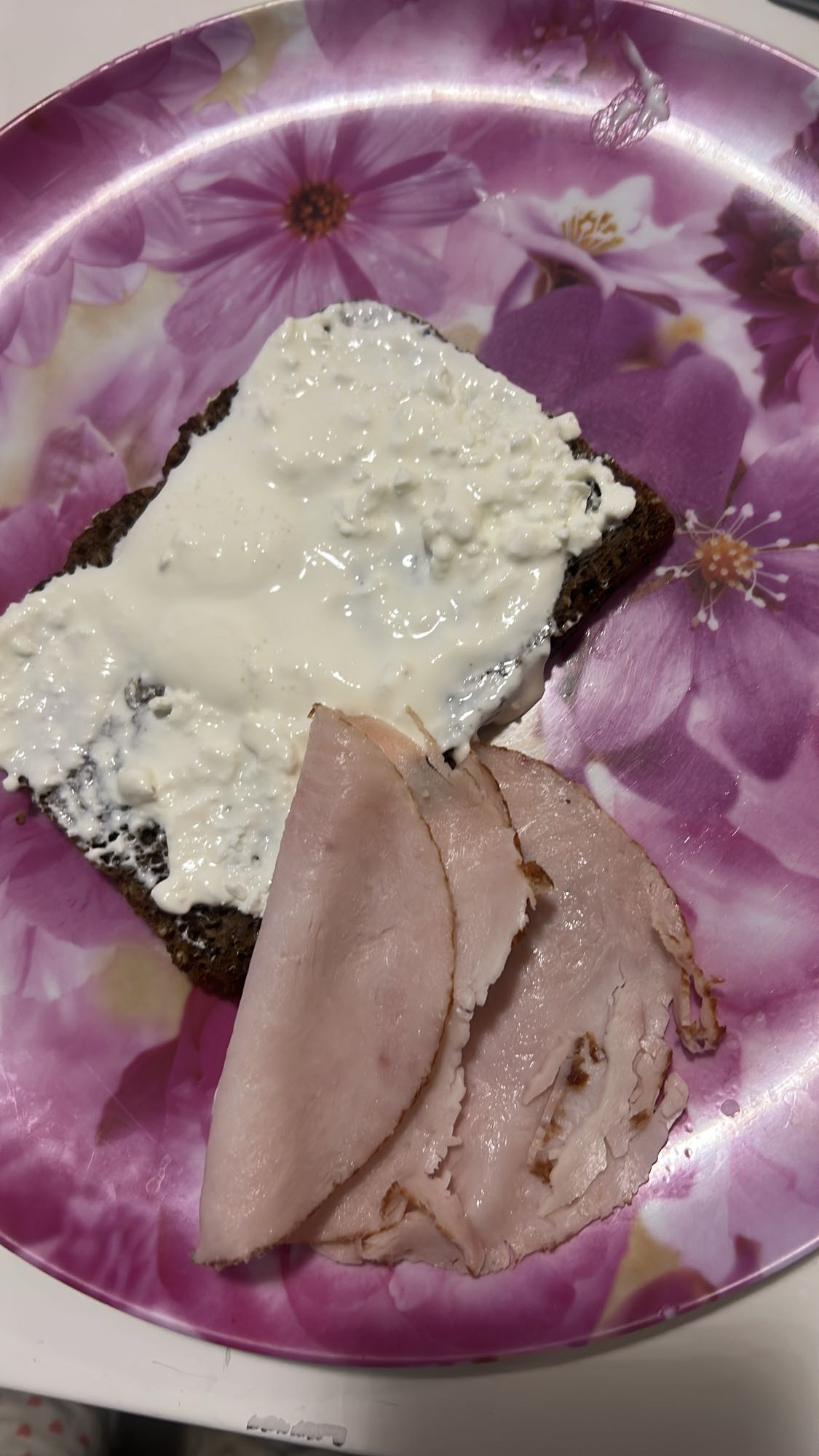 Brot mit Hüttenkäse & Pute