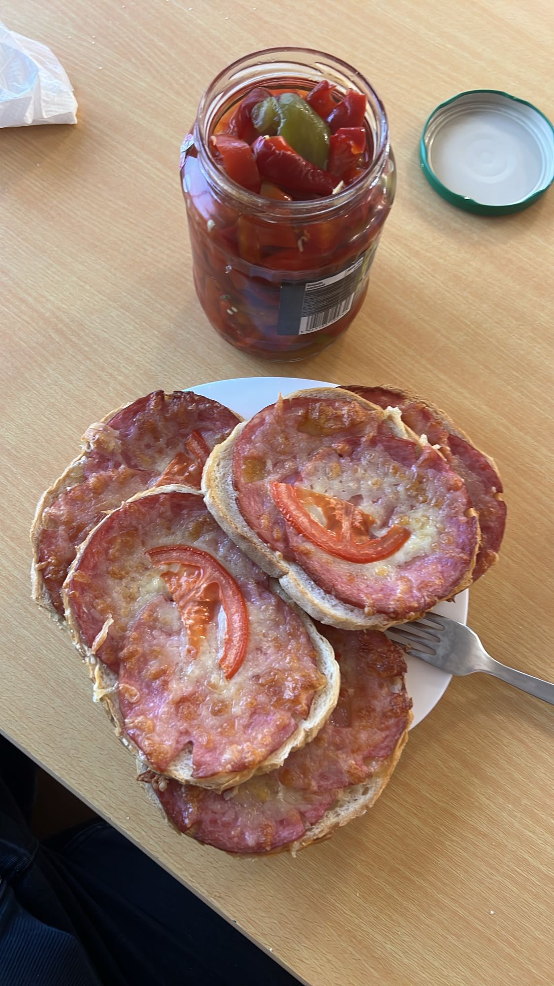 Sandviș cu salam și roșii