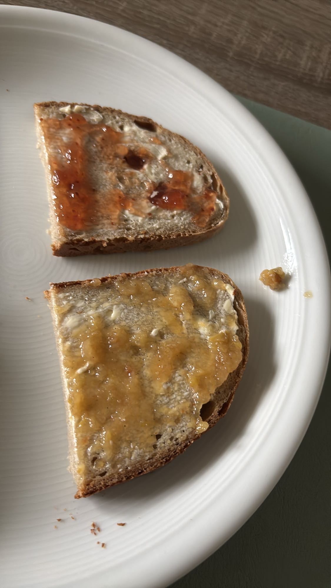 Brood met jam en honing